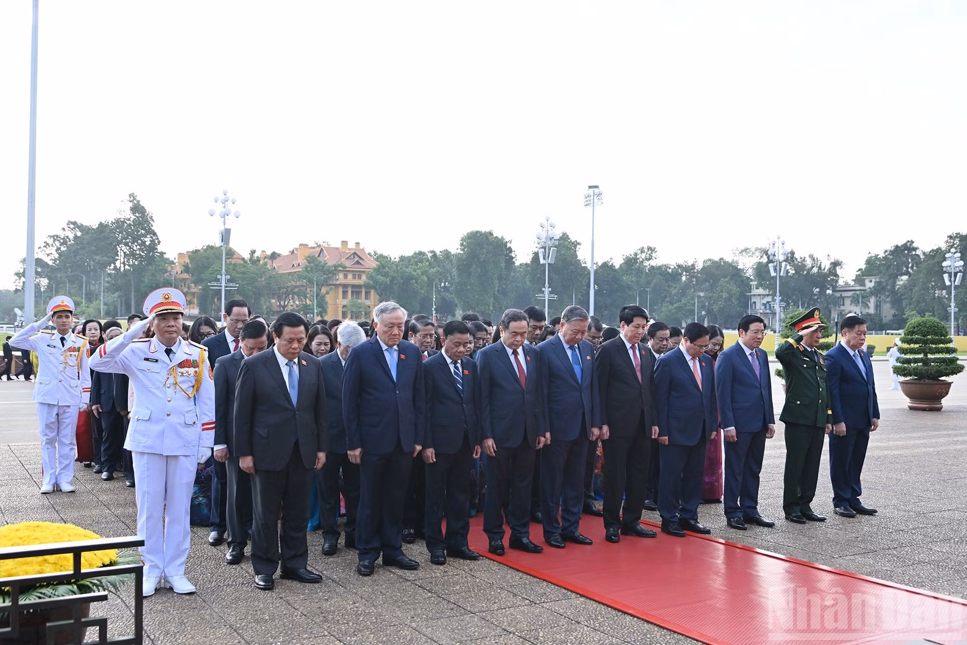 Los dirigentes del Partido, del Estado y los diputados manifiestan su gratitud al Presidente Ho Chi Minh.