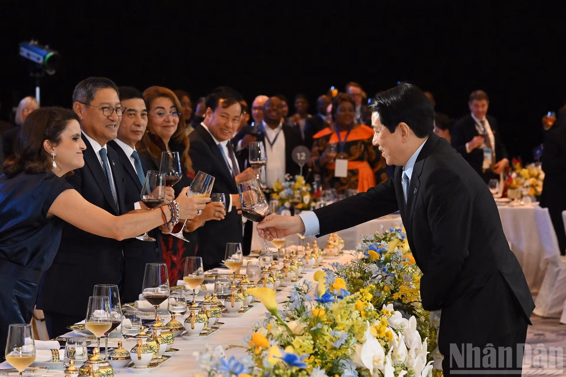 El presidente Luong Cuong y los delegados brindan durante el banquete.