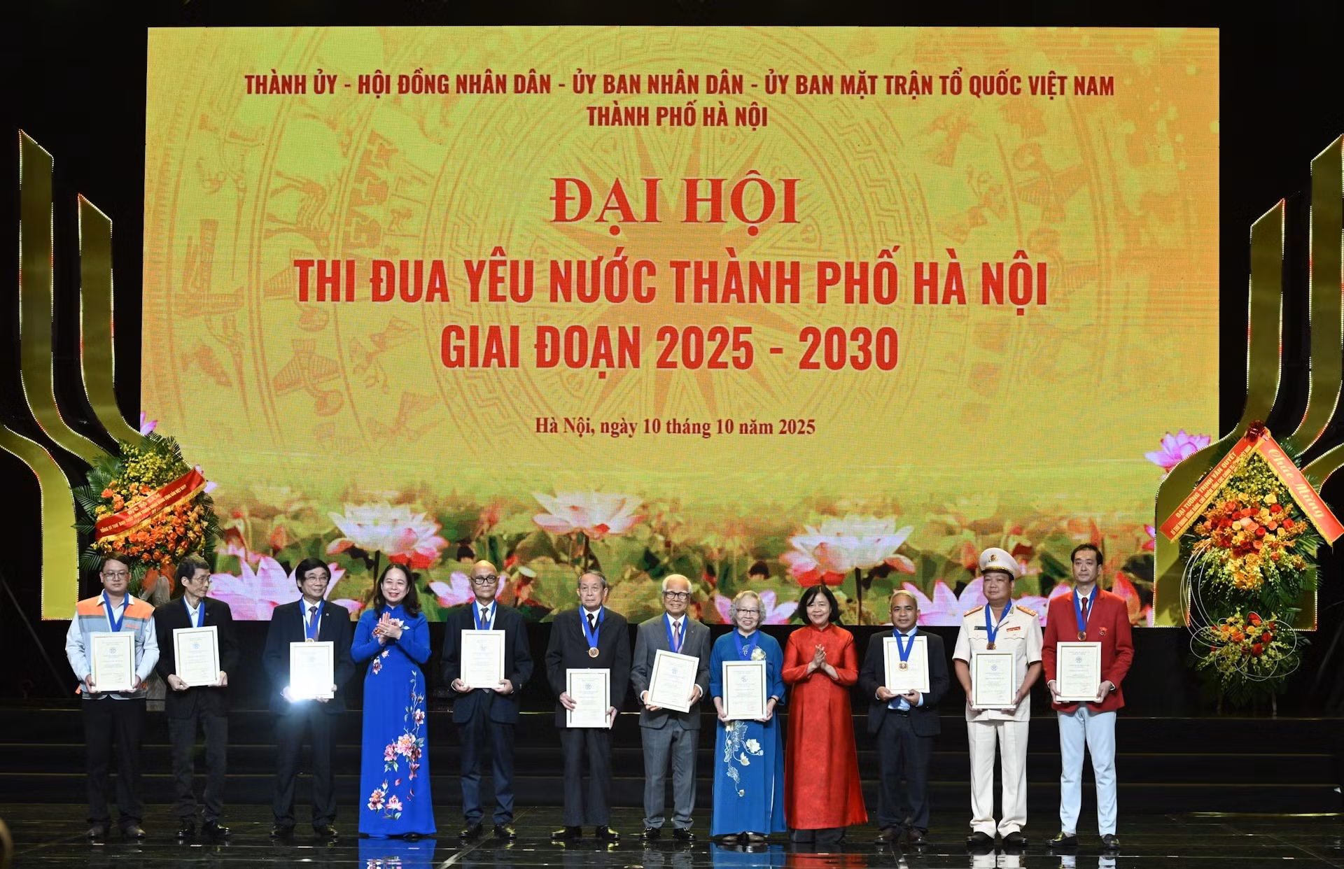 La vicepresidenta Vo Thi Anh Xuan y la secretaria del Comité del Partido de Hanói, Bui Thi Minh Hoai, entregan el título de Ciudadana Destacada de la Capital a varias personas.