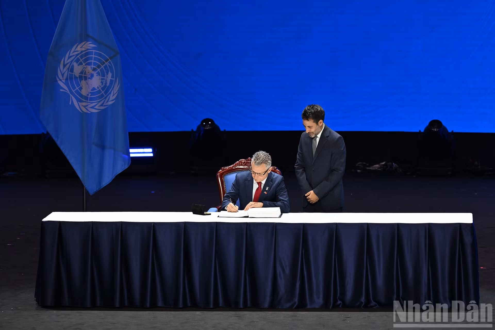 El representante de Australia firma la Convención.