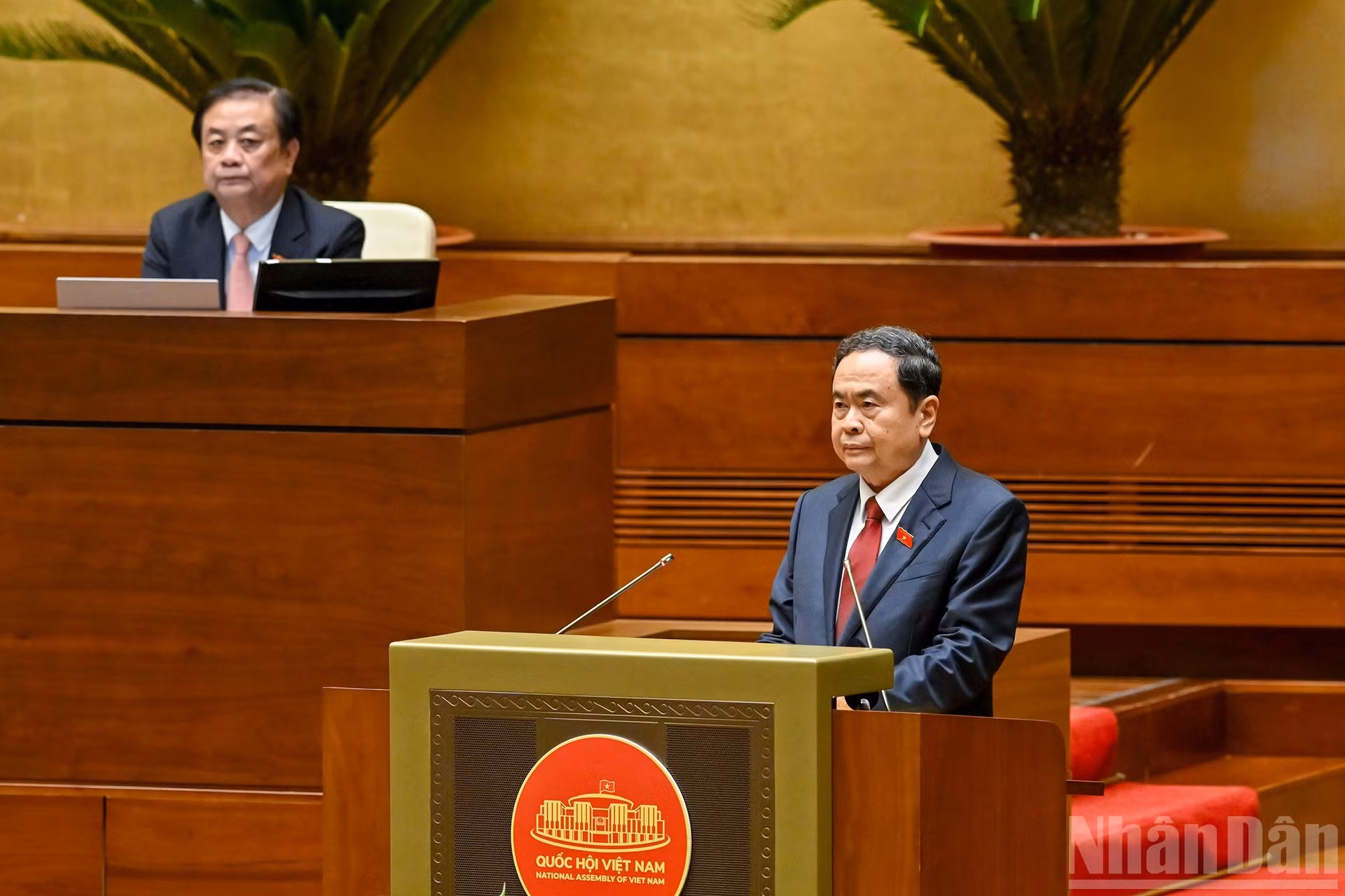 Thanh Man presenta el borrador del informe sobre las actividades durante el mandato de la XV Legislatura de la Asamblea Nacional.