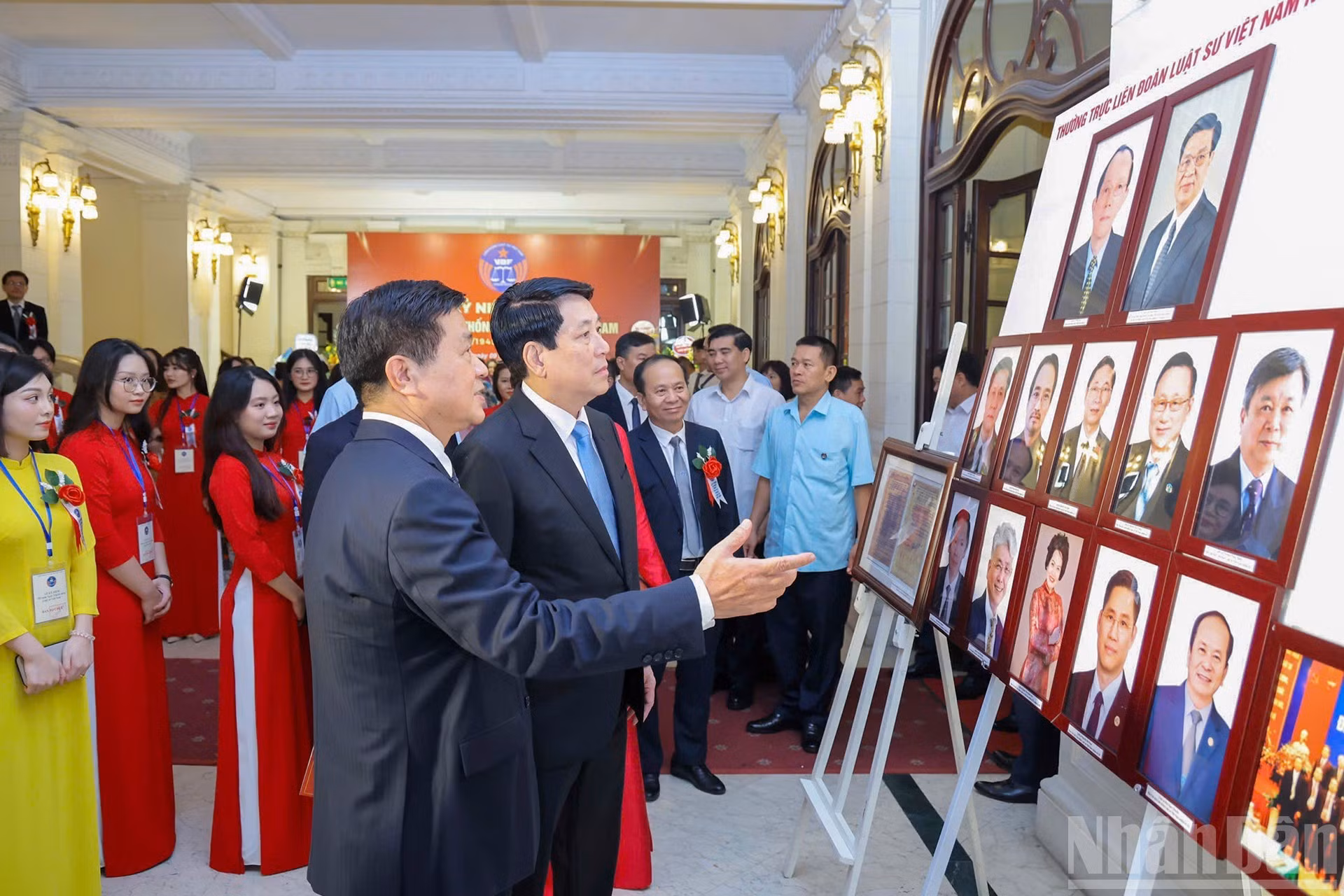 El presidente Luong Cuong visita una exposición durante la ceremonia.