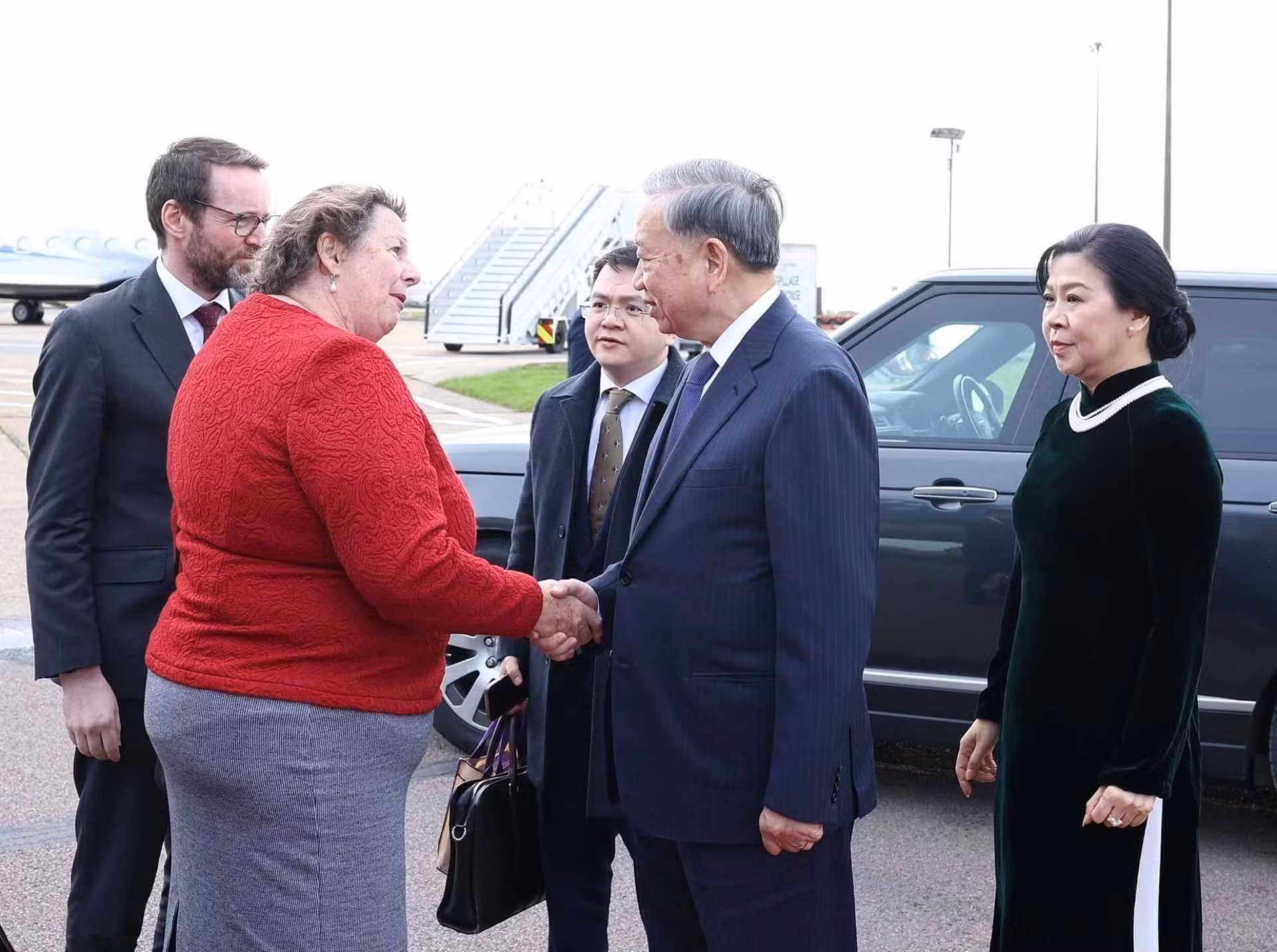 Funcionarios del Gobierno británico despiden al dirigente vietnamita.