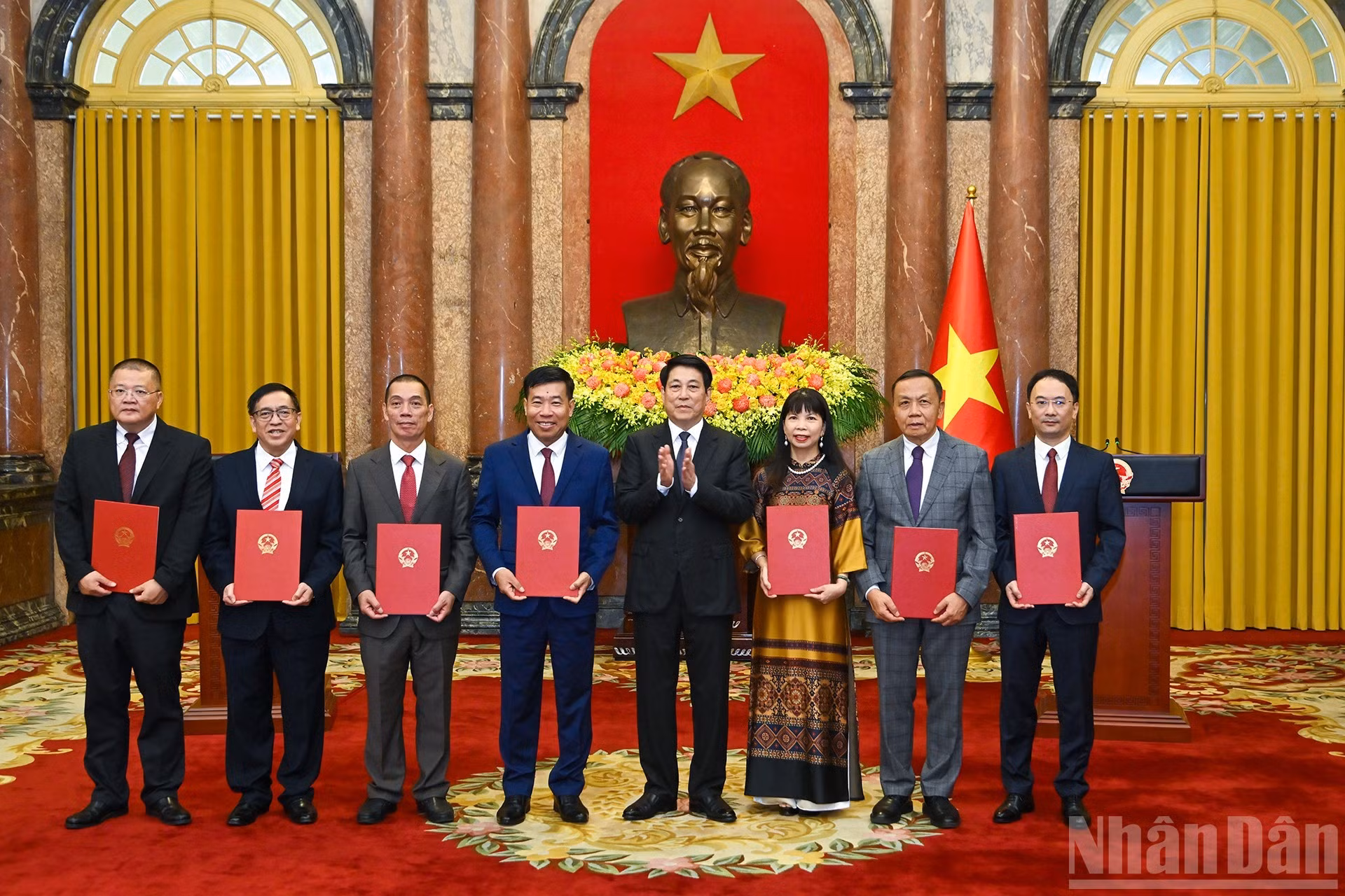 El presidente Luong Cuong y los embajadores nombrados en el acto.