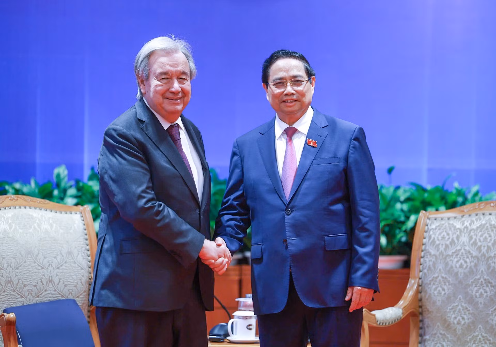 El primer ministro de Vietnam, Pham Minh Chinh, recibe al secretario general de la ONU, António Guterres.