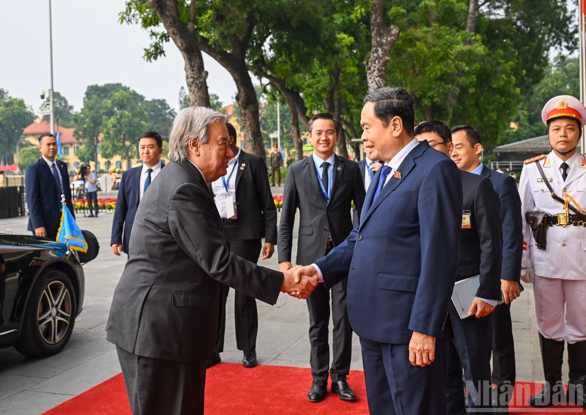 El presidente de la Asamblea Nacional de Vietnam, Tran Thanh Man, recibe al secretario general de la ONU, António Guterres.