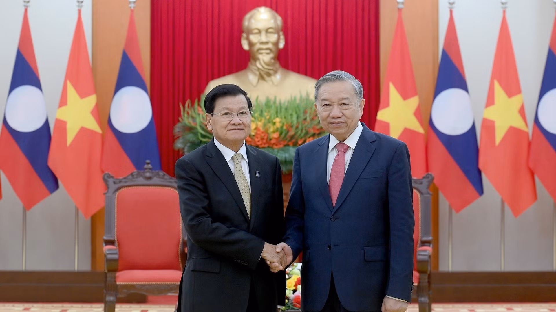El secretario general del Partido Comunista de Vietnam (PCV), To Lam, recibe al secretario general del Partido Popular Revolucionario y presidente de Laos, Thongloun Sisoulith.