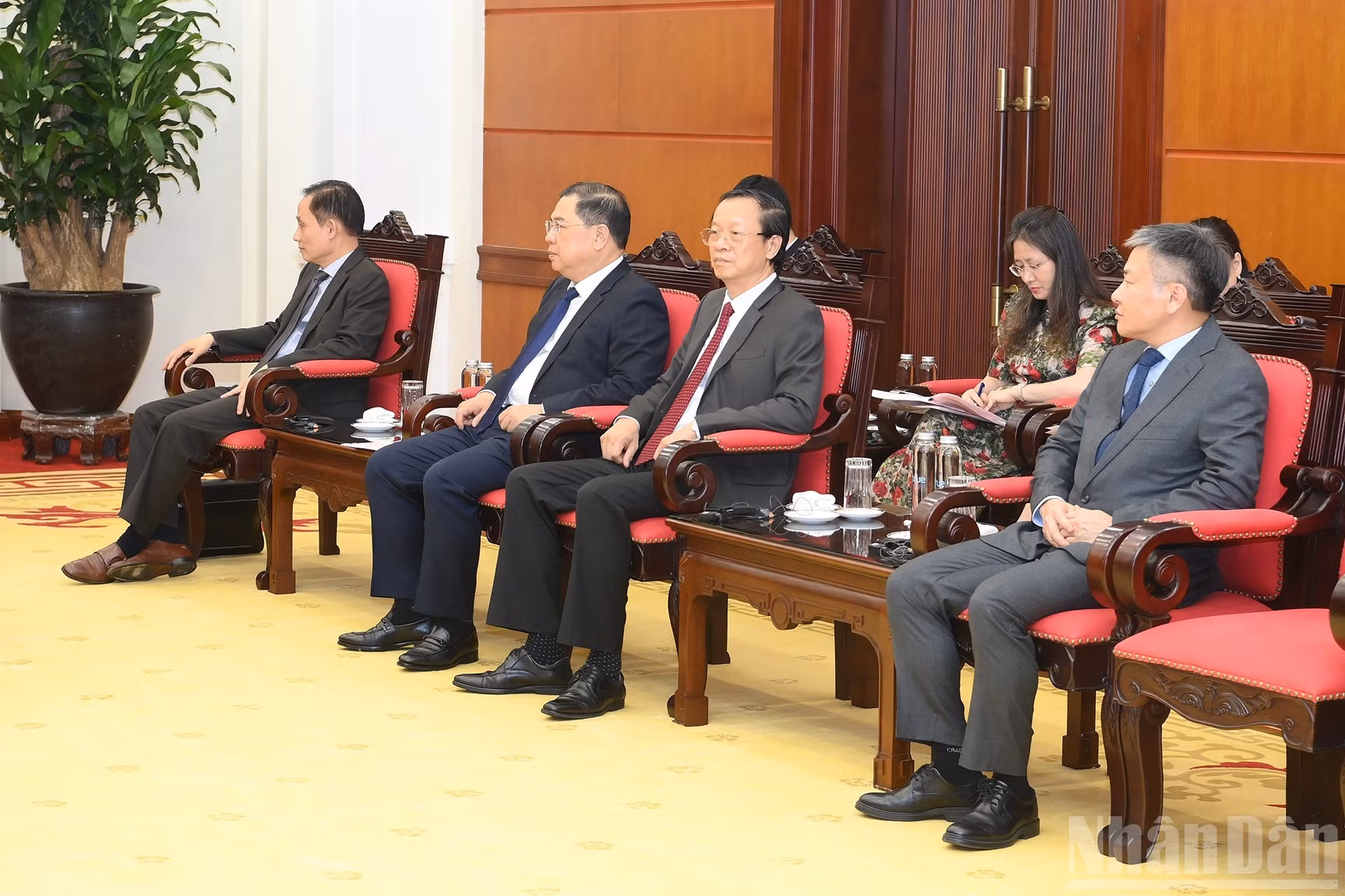 Asistentes vietnamitas en el encuentro.
