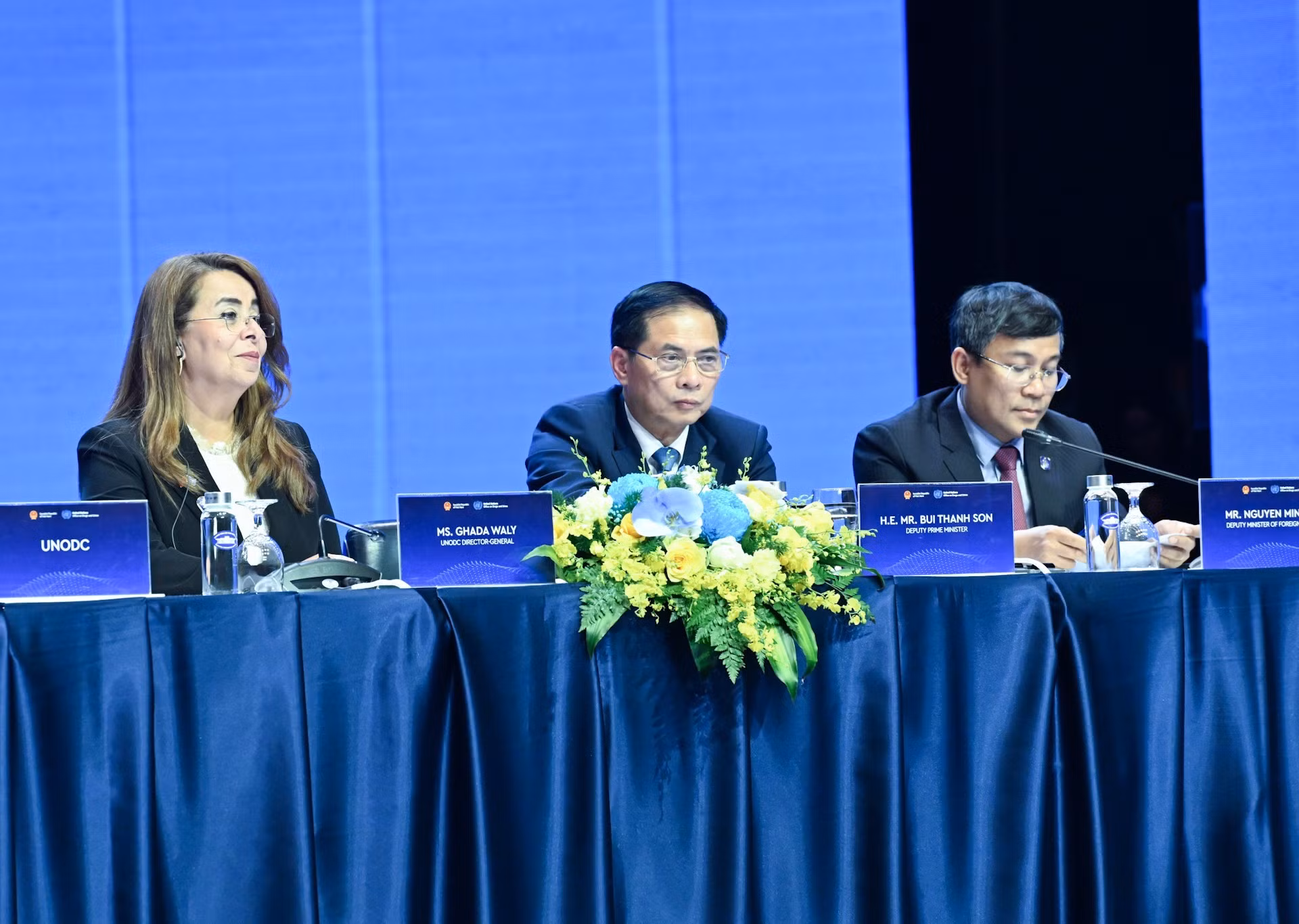 El viceprimer ministro de Vietnam Bui Thanh Son participa en el Presidium de la sesión.