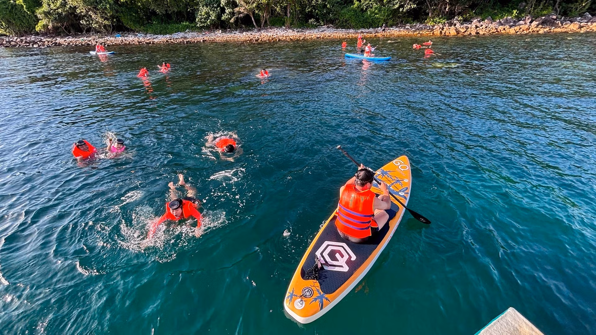 O bucear para admirar los coloridos arrecifes de coral en el fondo del mar.