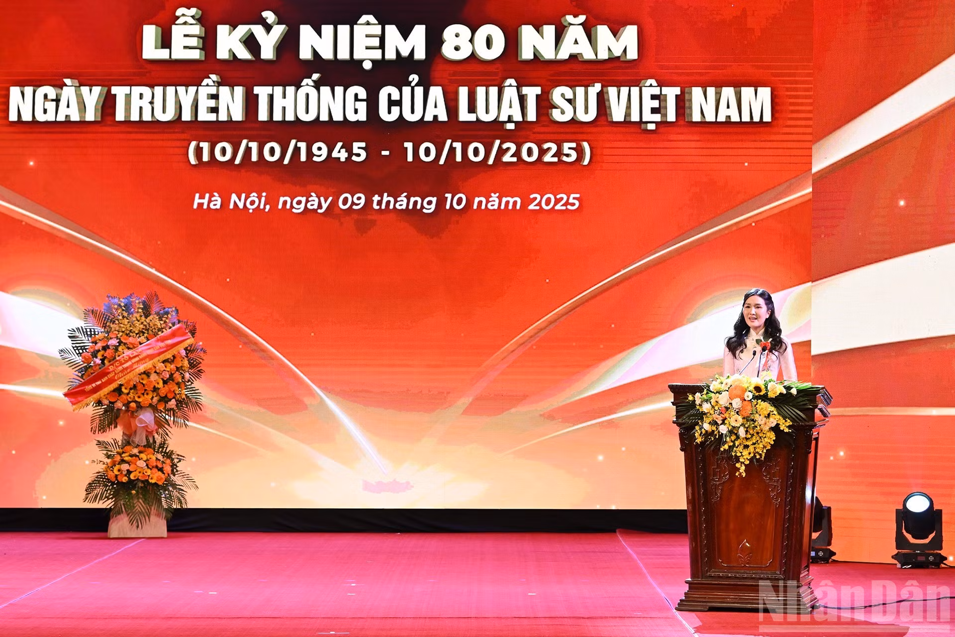 La abogada Nguyen Thi Tuyet Diem, representante de la joven generación de abogados, interviene en la ceremonia.
