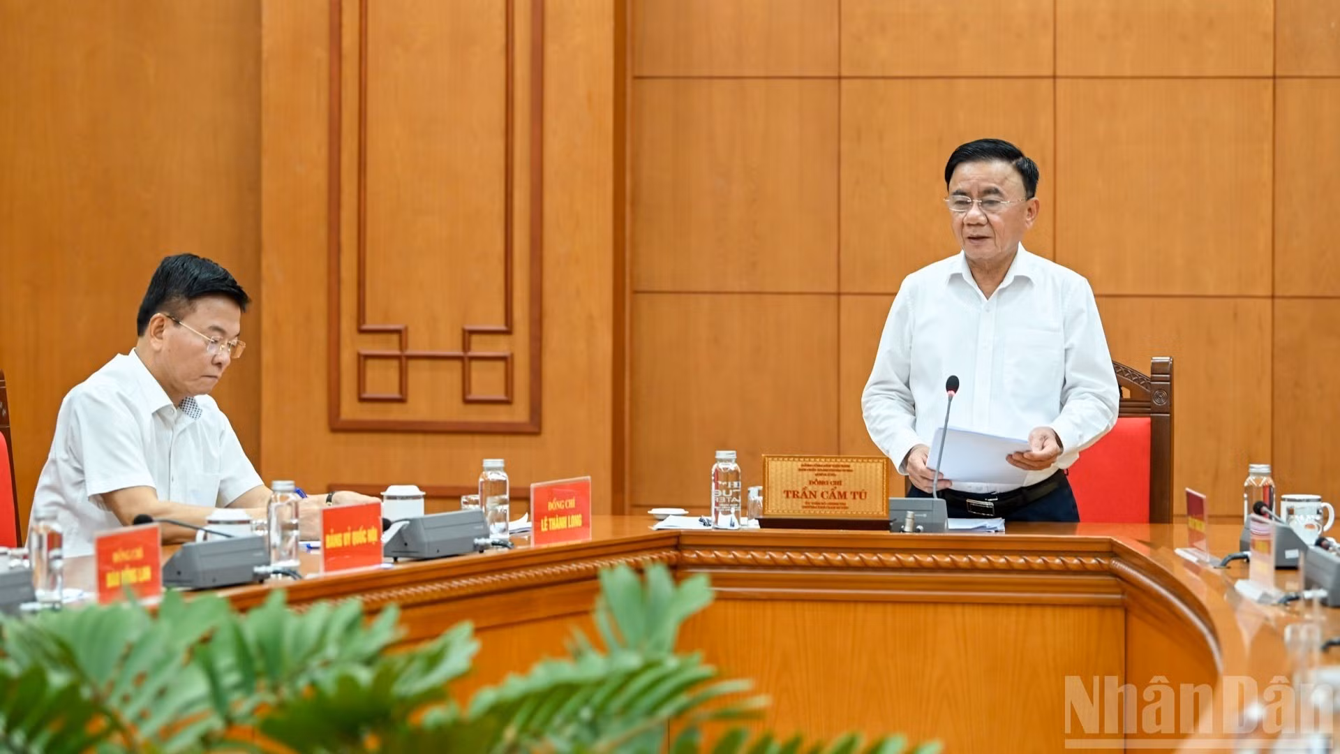El miembro del Buró Político e integrante permanente del Secretariado del Comité Central del Partido Comunista de Vietnam, Tran Cam Tu, trabaja con la Junta Permanente del Comité del Partido del Ministerio de Salud Pública. 