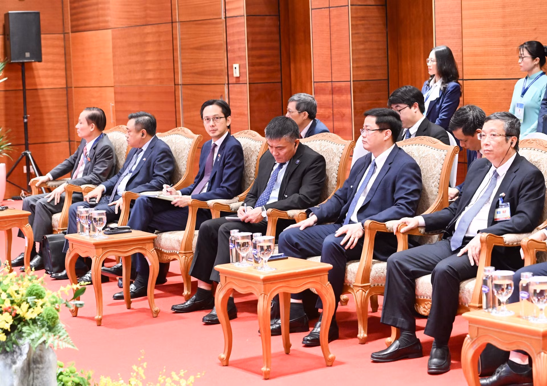 Asistentes vietnamitas en la cita.