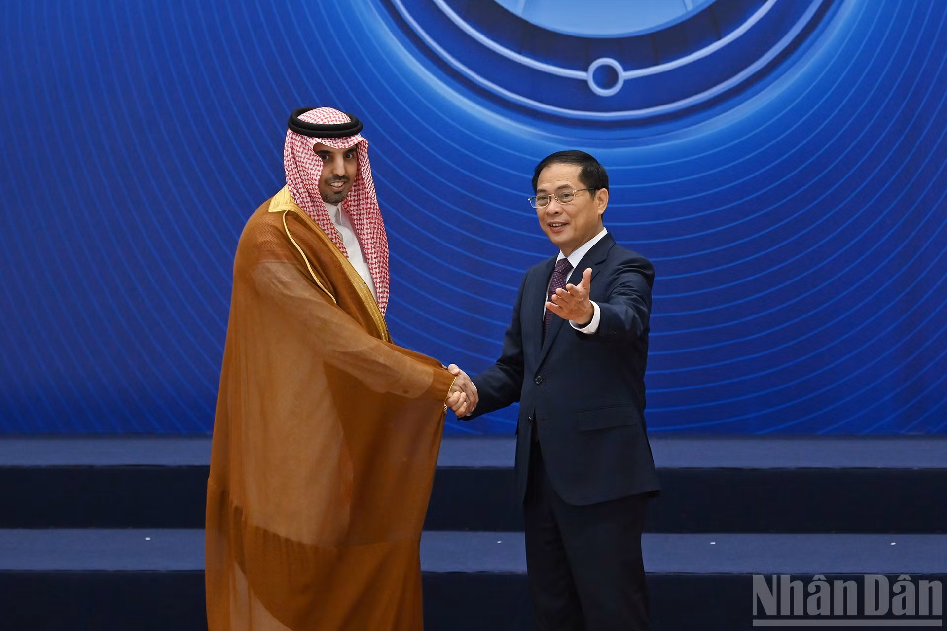 El viceprimer ministro vietnamita Bui Thanh Son da la bienvenida a los jefes de delegación a la ceremonia de firma.