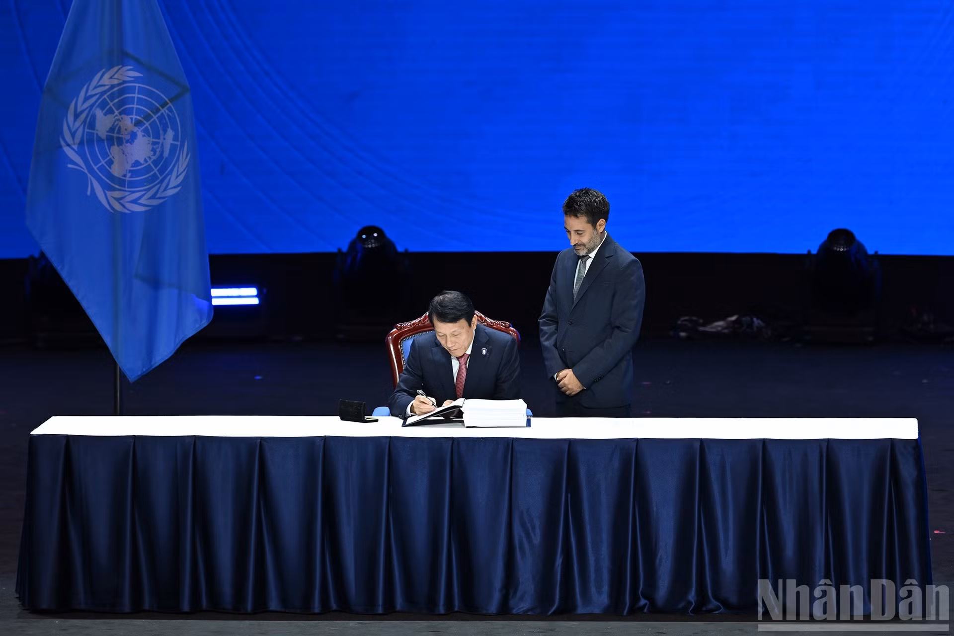 El ministro de Seguridad Pública de Vietnam, Luong Tam Quang, firma la Convención.