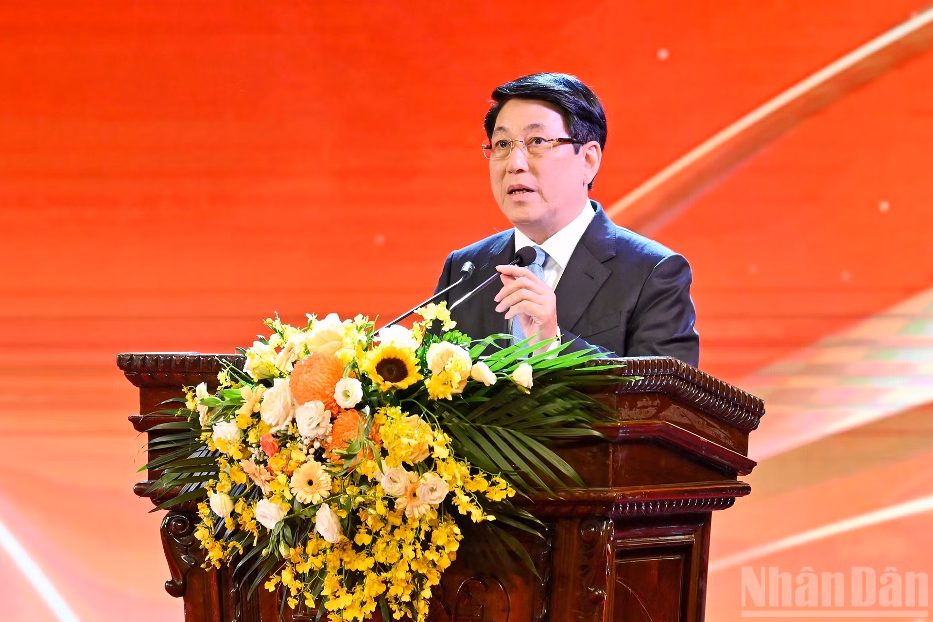 Luong Cuong habla en el acto.