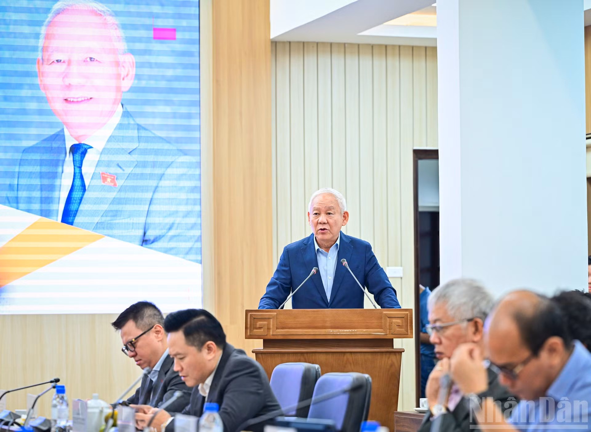 Tran Van, exvicejefe del Comisión de Finanzas y Presupuesto de la Asamblea Nacional, asistente del vicepresidente de la XIV Legislatura de la Asamblea Nacional y director de IDS, pronuncia un discurso en la tertulia.