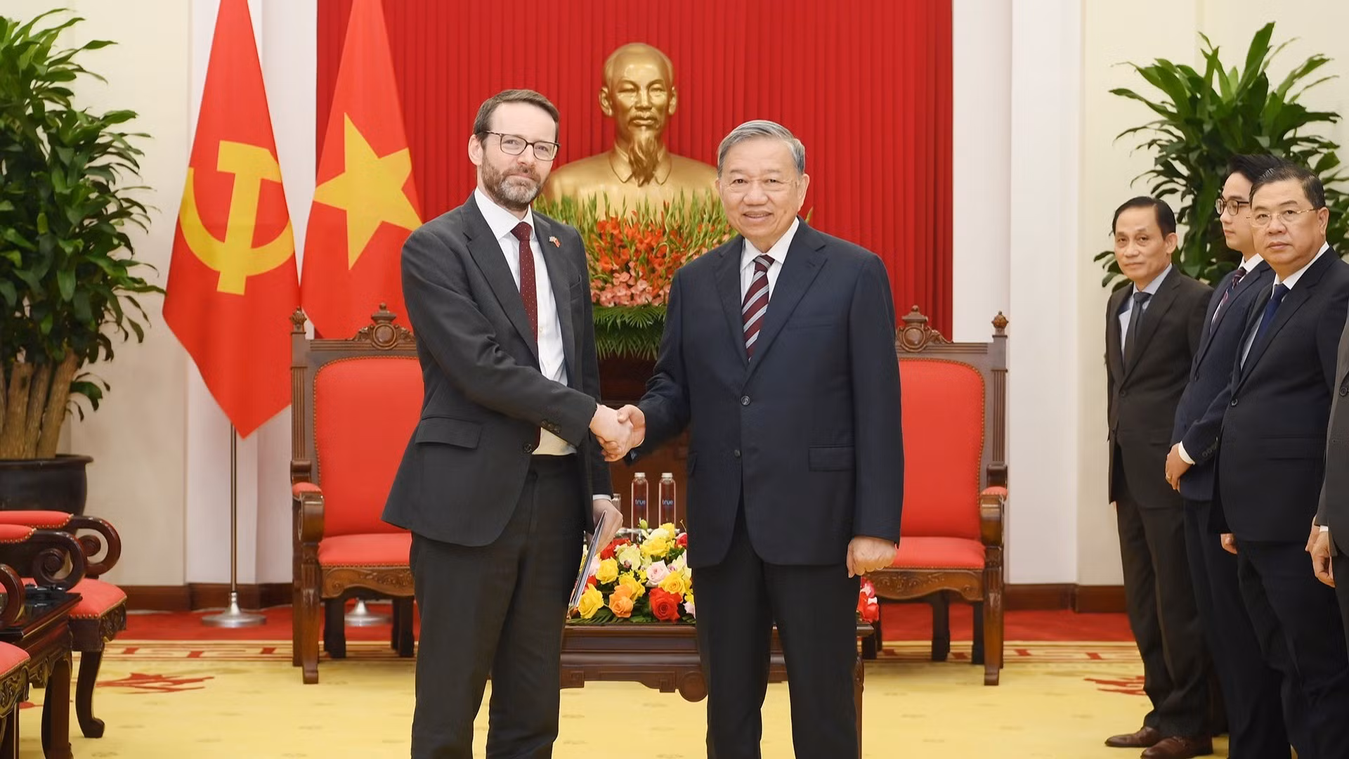 [Foto] Líder partidista de Vietnam recibe al embajador británico 