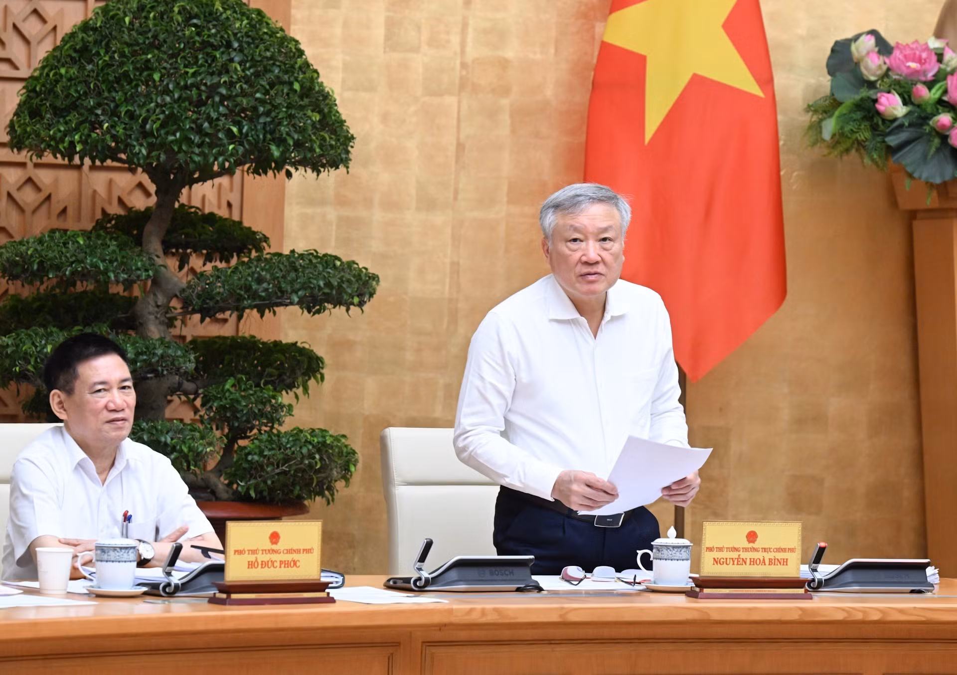 El viceprimer ministro permanente, Nguyen Hoa Binh, habla en la reunión.