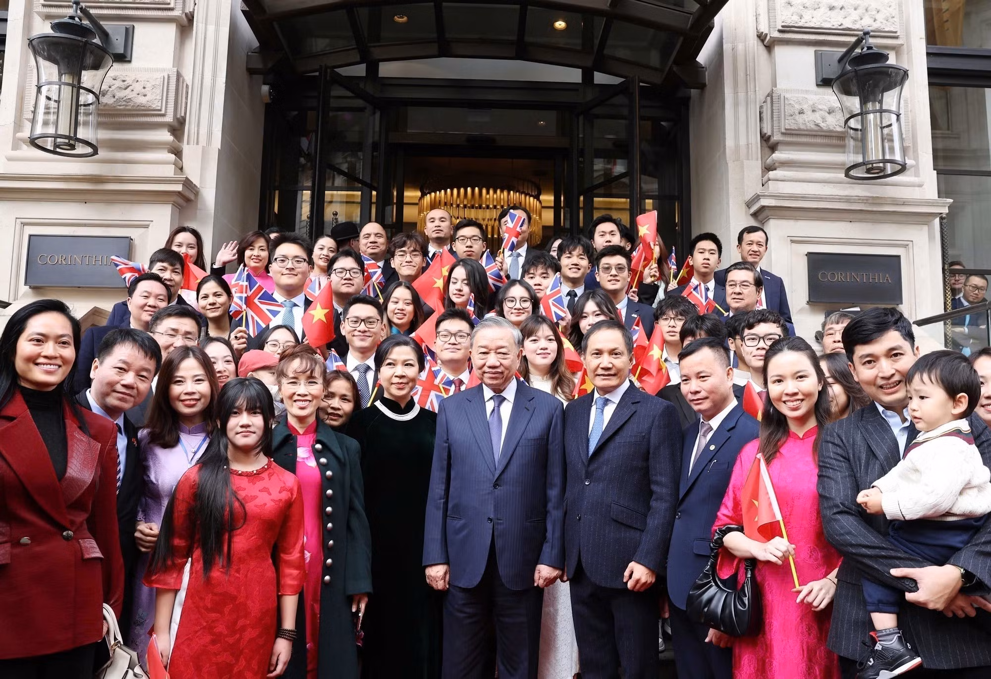 La comunidad vietnamita en el Reino Unido despide al secretario general To Lam y a su esposa.
