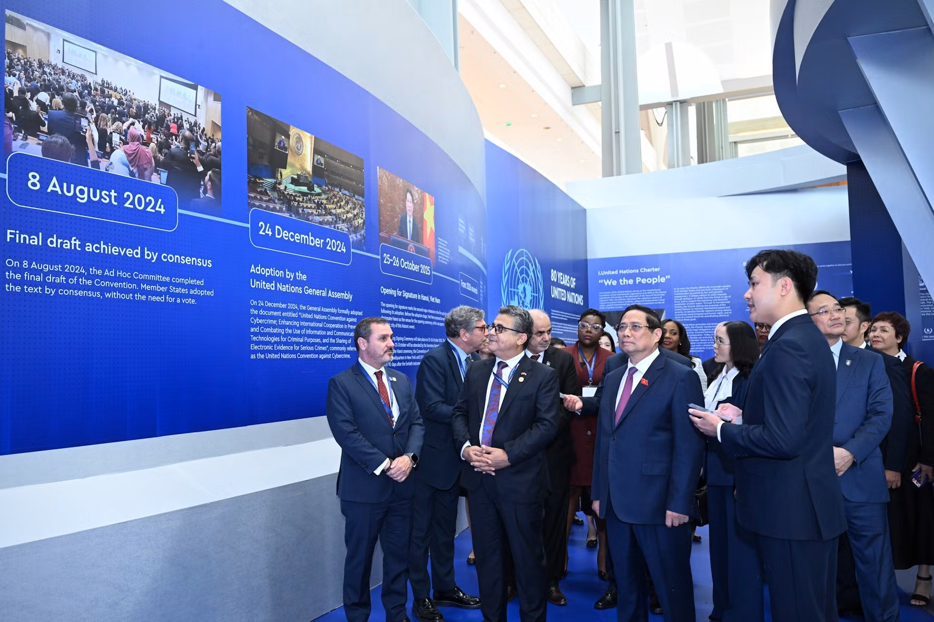 El primer ministro Pham Minh Chinh visita el espacio de exposición sobre el desarrollo de las Naciones Unidas.