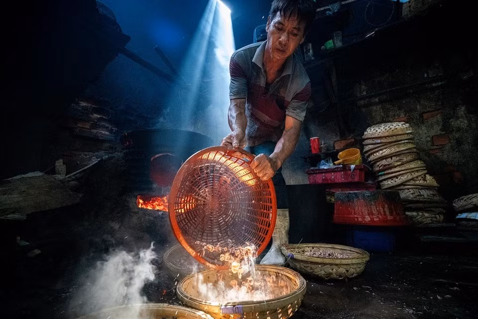 Desde la madrugada hasta el atardecer, los hornos nunca se apagan. Allí, los pobladores de Quy Nhon trabajan incansablemente cociendo pescado al vapor, un oficio tradicional que han mantenido por generaciones.