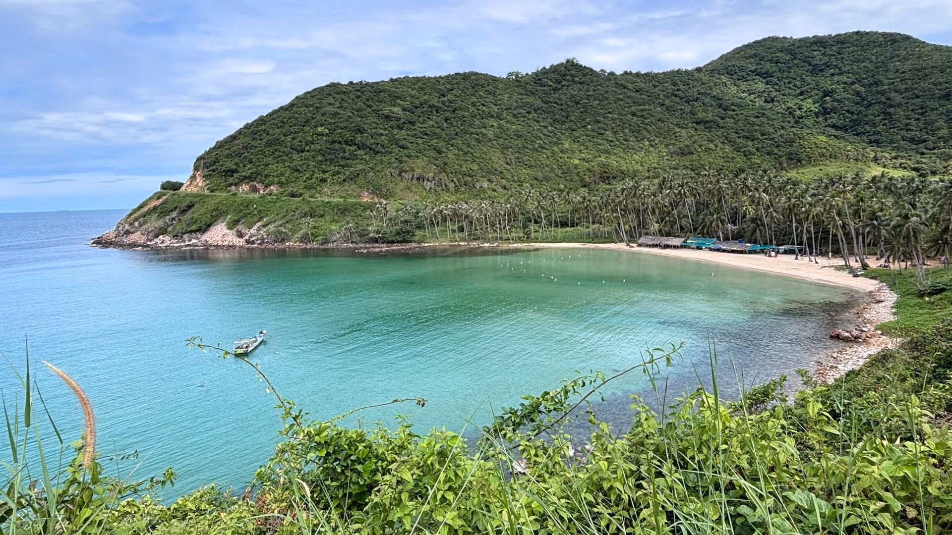 La isla grande de Nam Du Una “navega” en una bahía de aguas tranquilas.