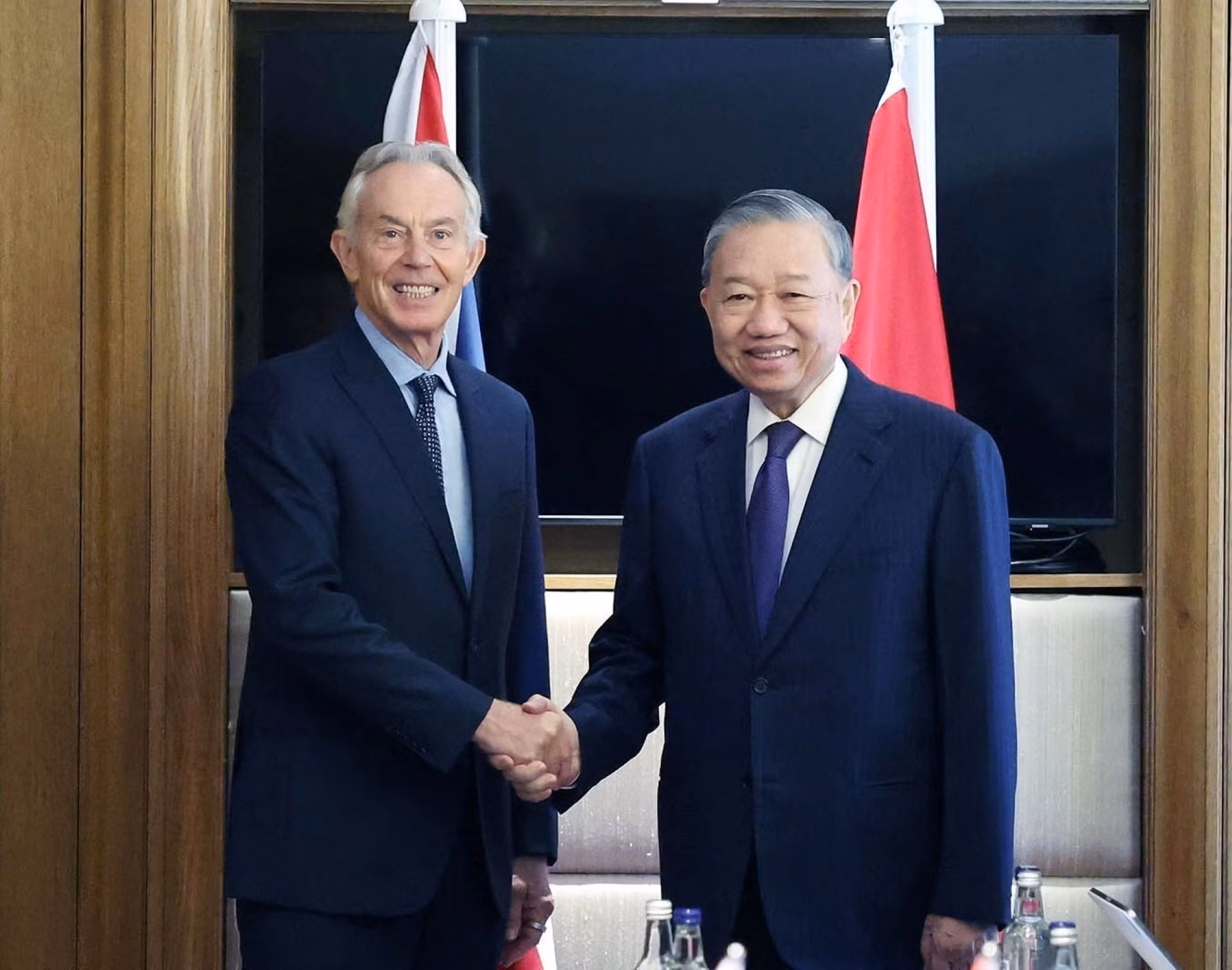 El secretario general del Partido Comunista de Vietnam (PCV), To Lam, y el ex primer ministro británico Tony Blair.
