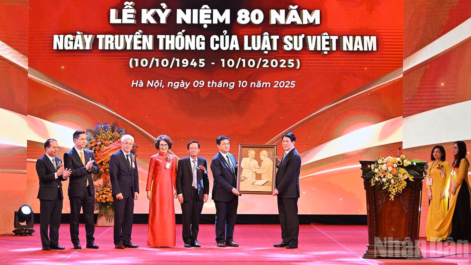 El presidente de Vietnam, Luong Cuong, entrega un obsequio a la Federación de Abogados de Vietnam.