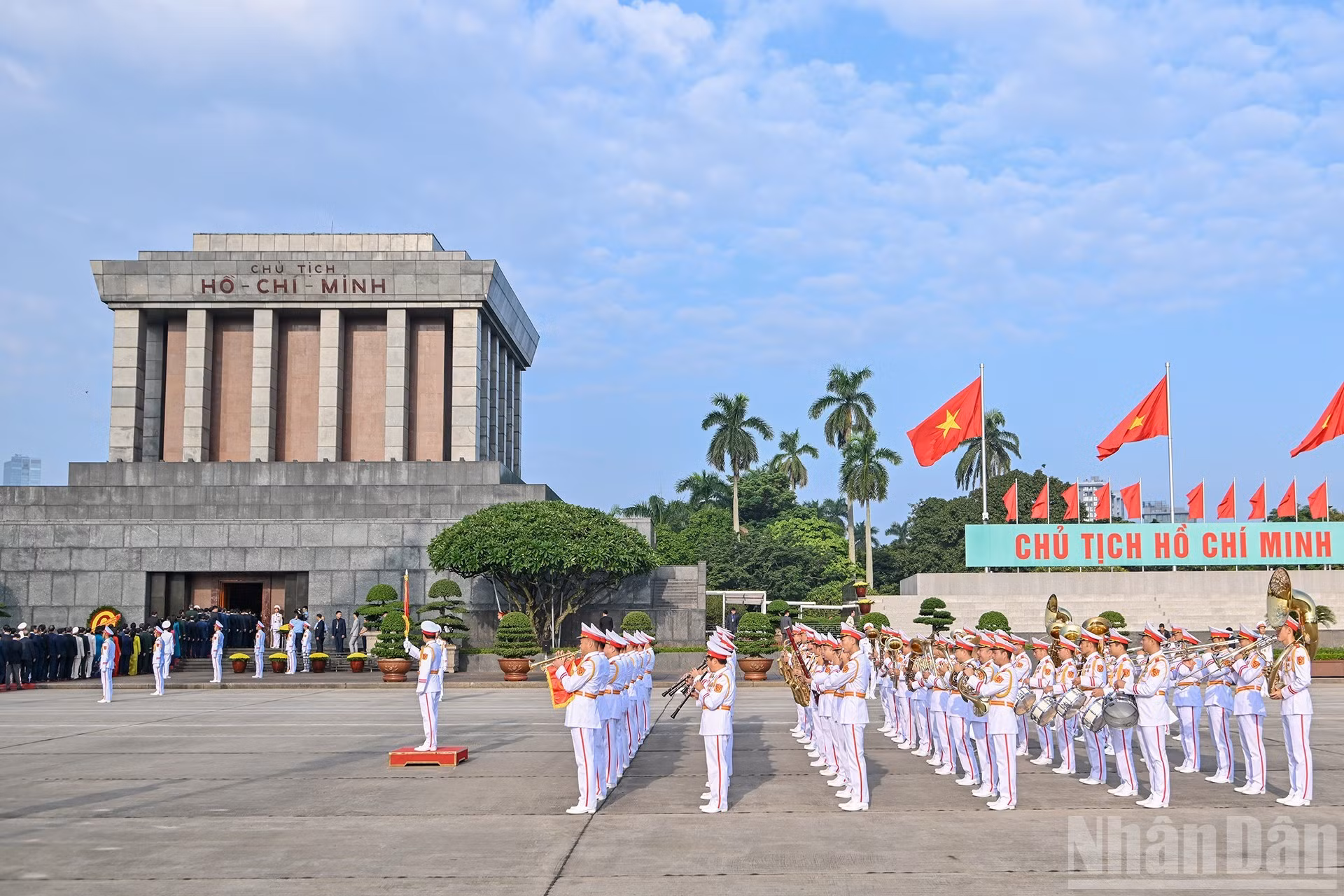 La Banda Militar lleva a cabo el acto protocolario en la Plaza Ba Dinh.