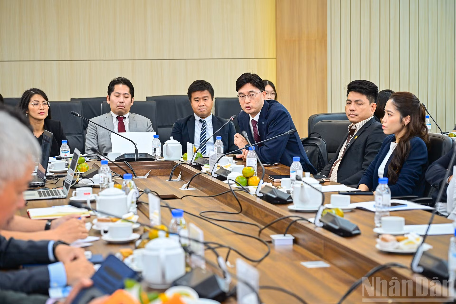El director general de la empresa de información crediticia Nice, Chun Henry Hyunwoo, comparte experiencias de esta empresa en Corea del Sur.
