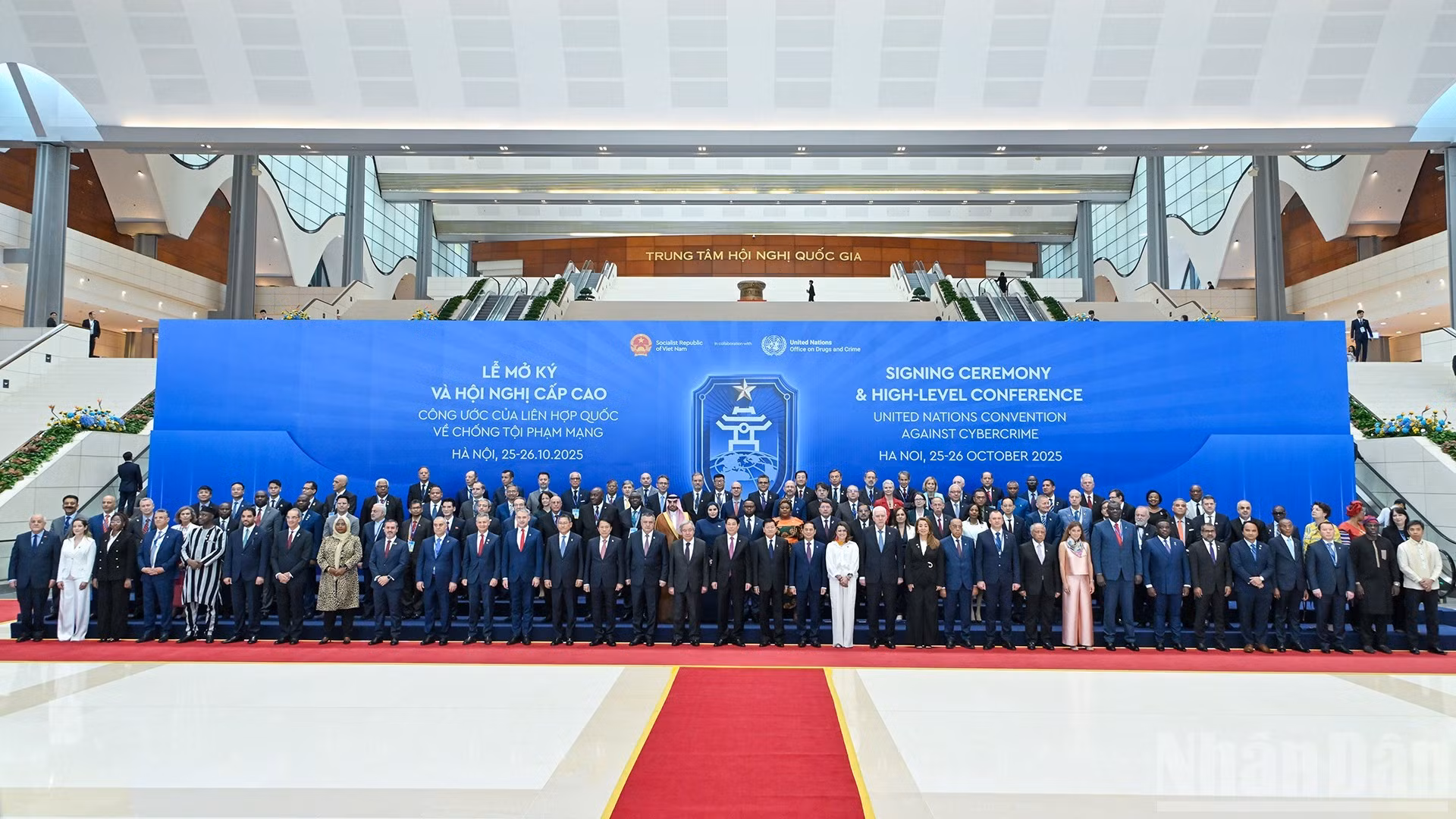 El presidente de Vietnam, Luong Cuong, y los delegados en la ceremonia de bienvenida.