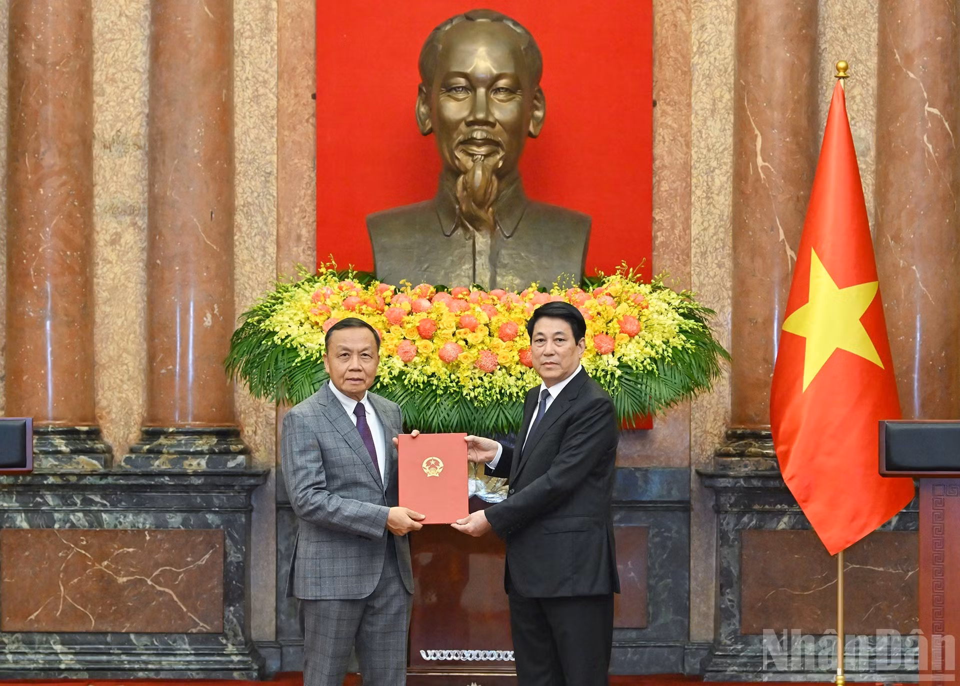 Entregan la decisión de conferir el título de Embajador de la República Socialista de Vietnam de primera categoría al cónsul general de Vietnam en la ciudad canadiense de Vancouver, Nguyen Quang Trung.