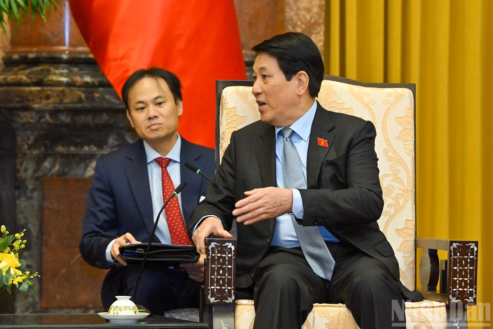Luong Cuong habla en la cita.
