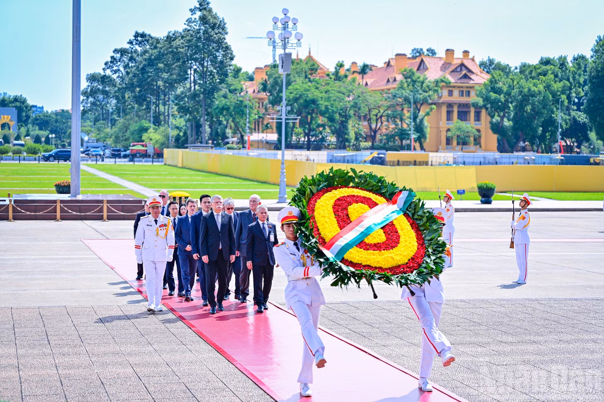 La ofrenda floral de la delegación húngara para rendir tributo al Presidente Ho Chi Minh.
