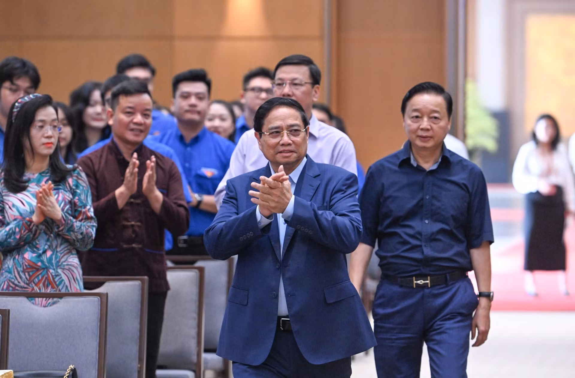 El primer ministro de Vietnam, Pham Minh Chinh, llega a la ceremonia de lanzamiento de la campaña de emulación para dar la bienvenida al XIV Congreso Nacional del Partido y a las elecciones parlamentarias.