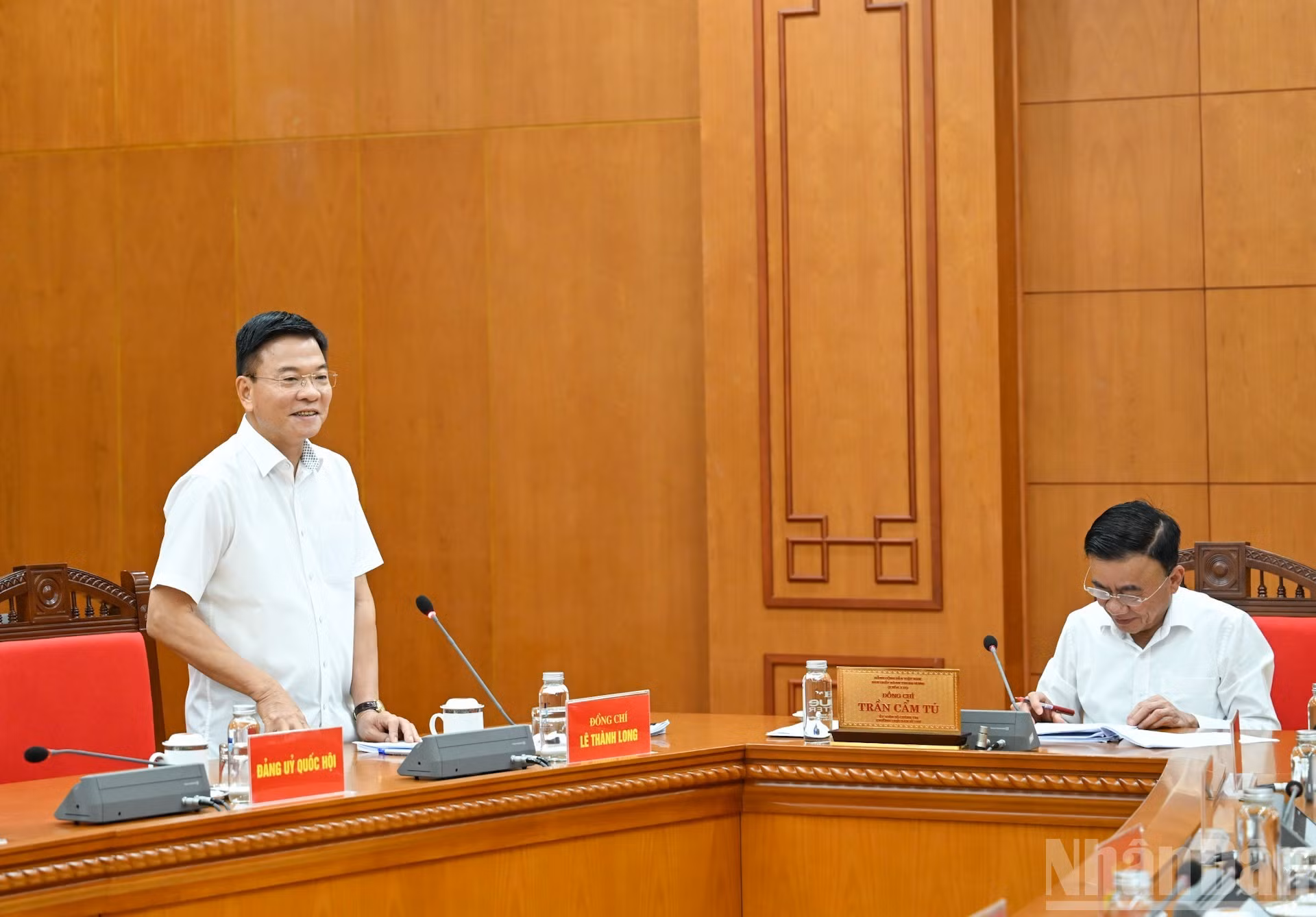 El viceprimer ministro Le Thanh Long interviene en la reunión.