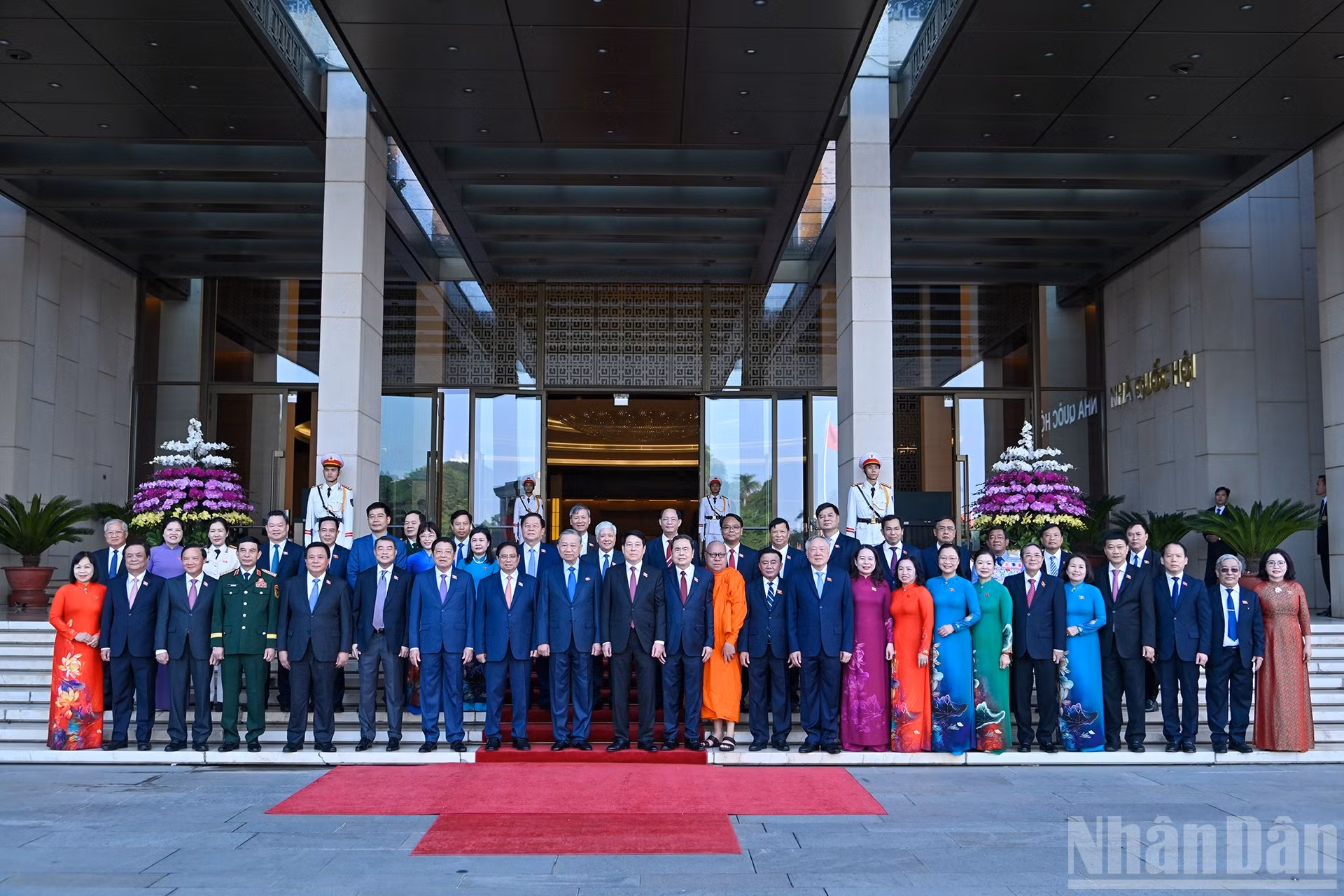 Los dirigentes del Partido y del Estado, junto con los diputados en la Casa Parlamentaria.