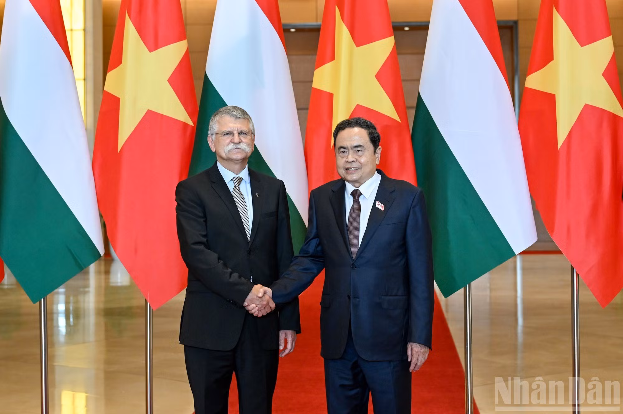 El presidente de la Asamblea Nacional (Parlamento) de Vietnam, Tran Thanh Man, y su homólogo de Hungría, Laszlo Kover.