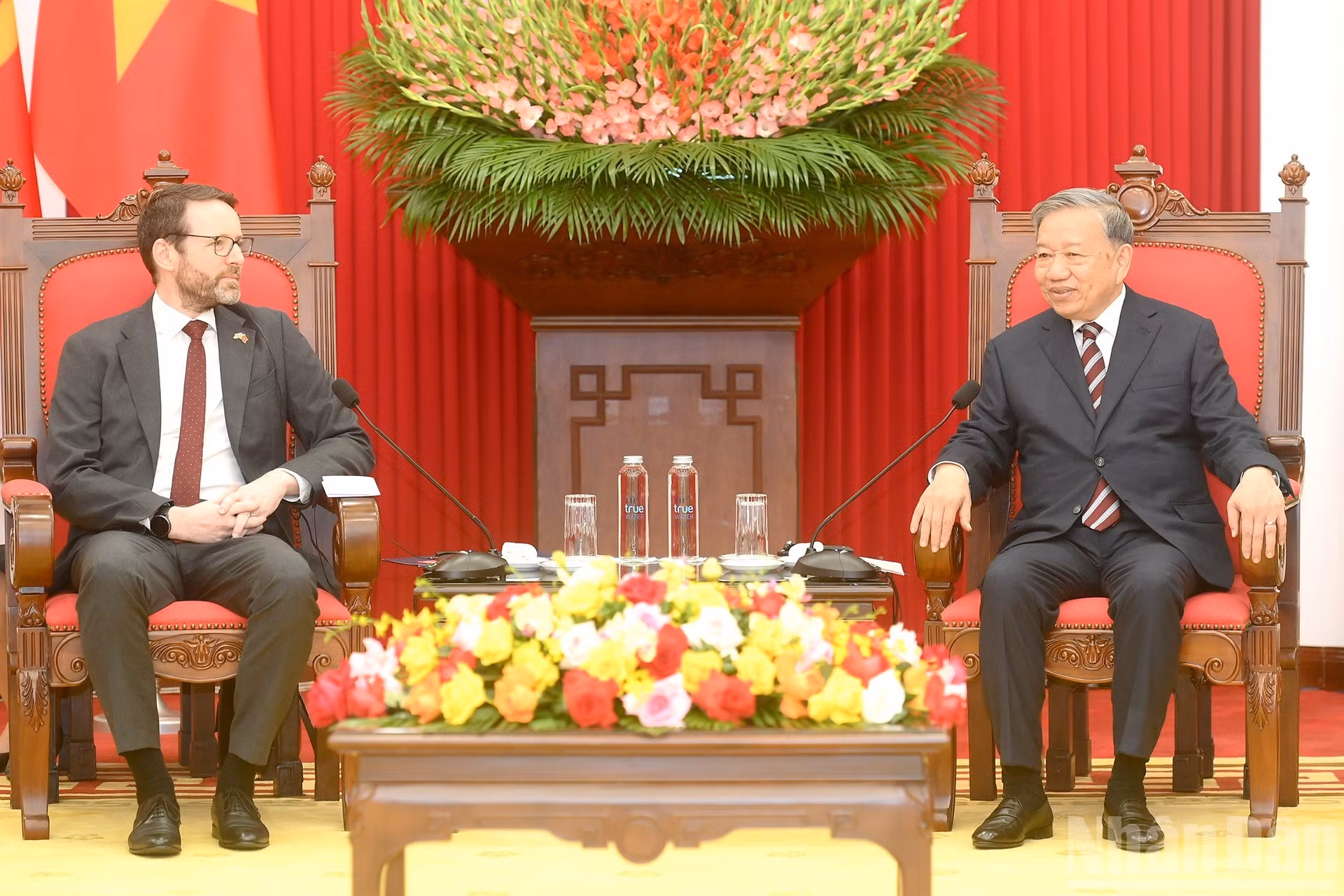 El secretario general del Partido Comunista de Vietnam, To Lam, recibe al embajador británico en Hanói, Iain Frew.