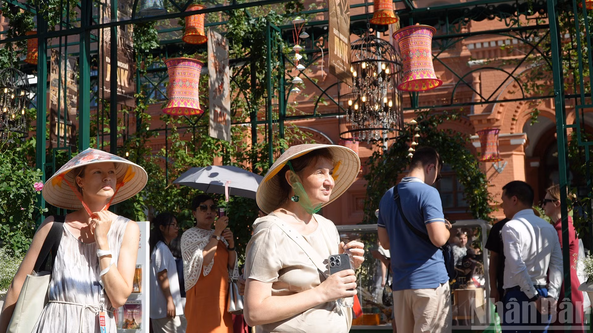 Nón lá (sombrero cónico vietnamita) es acogido con entusiasmo por los amigos rusos e internacionales, quienes lo utilizan para protegerse del intenso sol de estos días en Moscú.