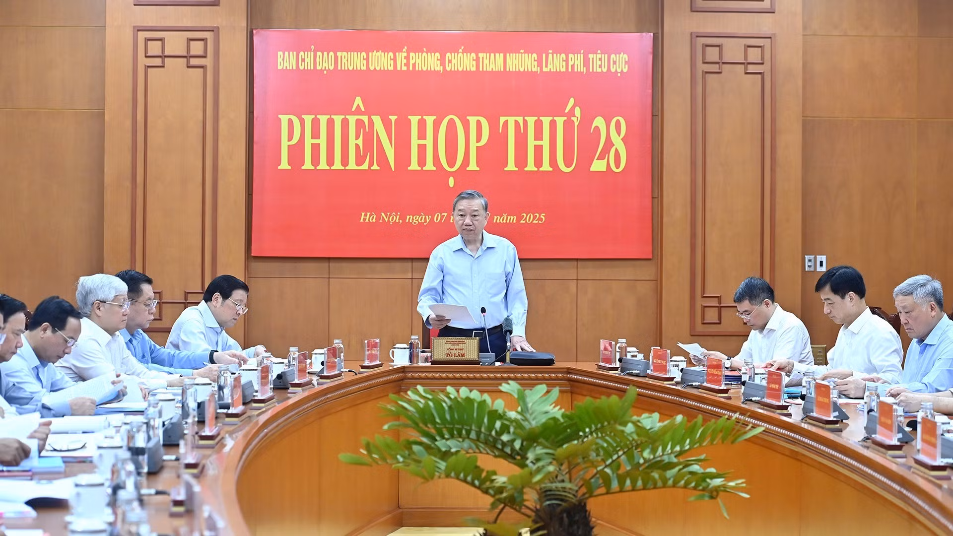 [Foto] Líder partidista de Vietnam preside reunión sobre lucha contra corrupción, despilfarro y negatividad