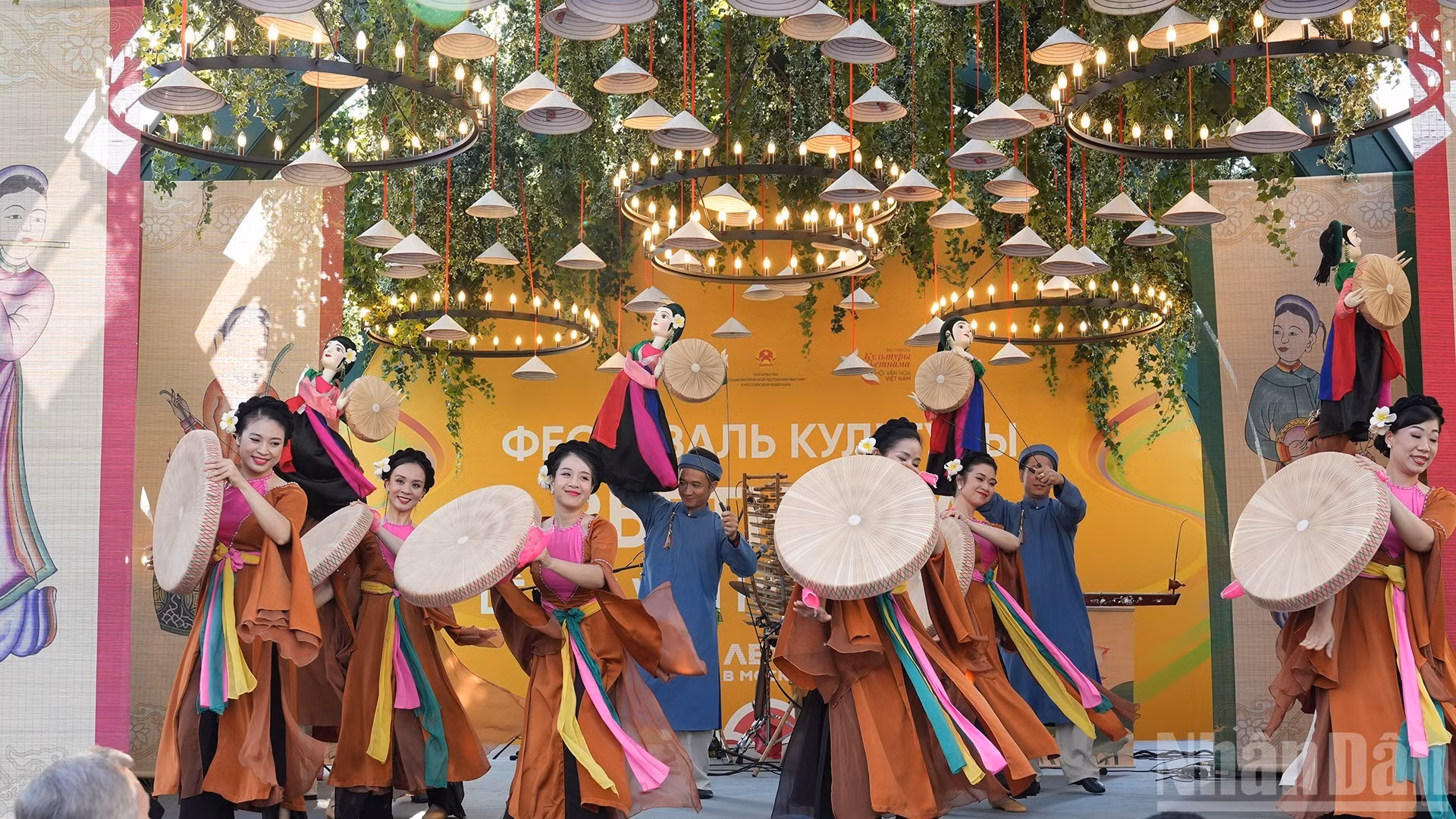 Los espectáculos artísticos, como la música tradicional, las marionetas terrestres y acuáticas, ponen de manifiesto la identidad nacional y la esencia de la cultura vietnamita.