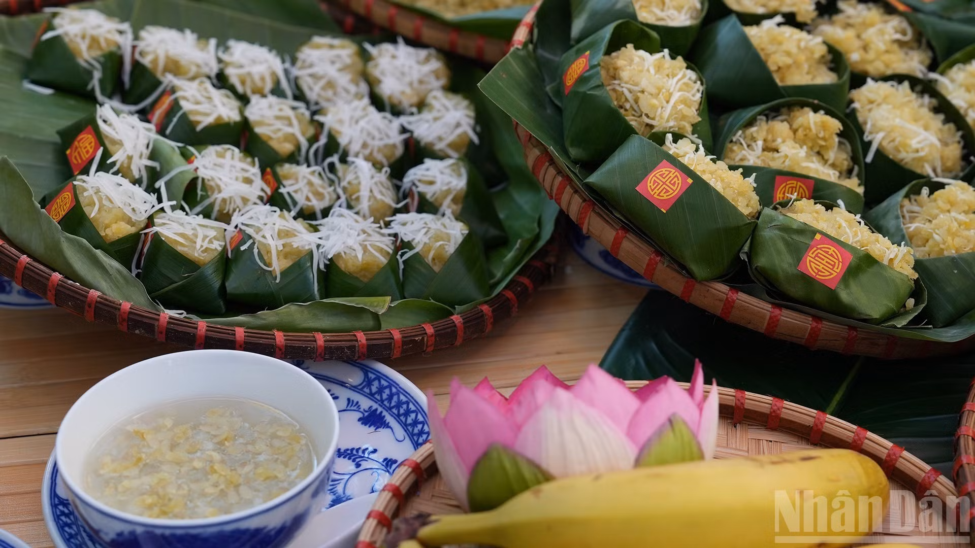 Cốm, símbolo de la refinada cocina de Hanói, no es solo un plato, sino también un arte: la cristalización de la vida agrícola, el aliento urbano y el amor de los hanoyenses por la tierra y el cielo.