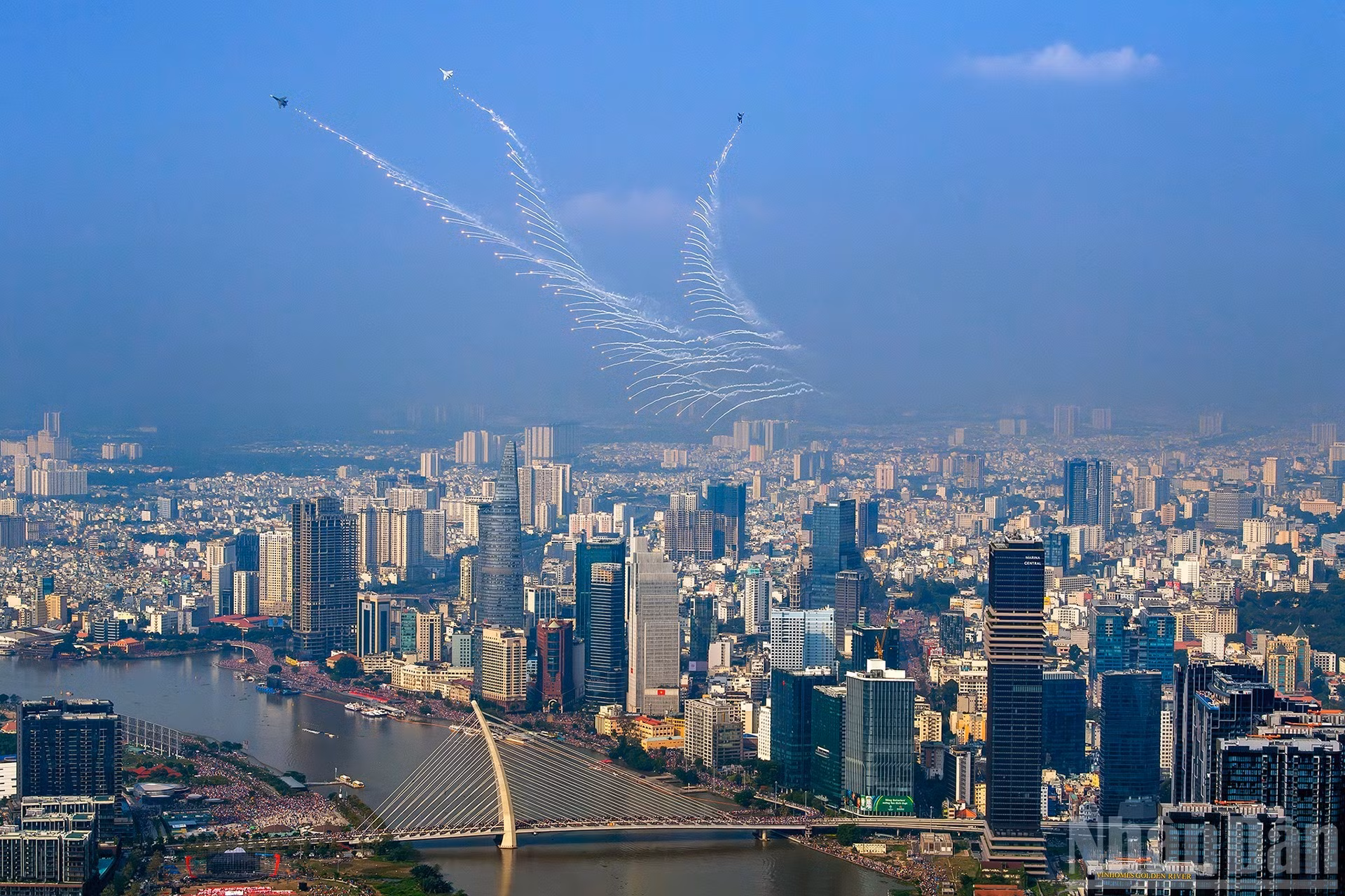 Obra: Ascenso. Autor: Nguyen Tien Anh Tuan. La imagen muestra una escuadrilla de tres aviones SU-30MK2 de la Fuerza Aérea de Vietnam lanzando bengalas sobre el cielo de Ciudad Ho Chi Minh durante la ceremonia por el 50º aniversario del Día de la Liberación del Sur y la Reunificación Nacional. La imagen simboliza la vitalidad poderosa de la nación y reafirma la soberanía sobre el cielo libre y el ascenso en la nueva era de la ciudad que lleva el nombre del Tío Ho.