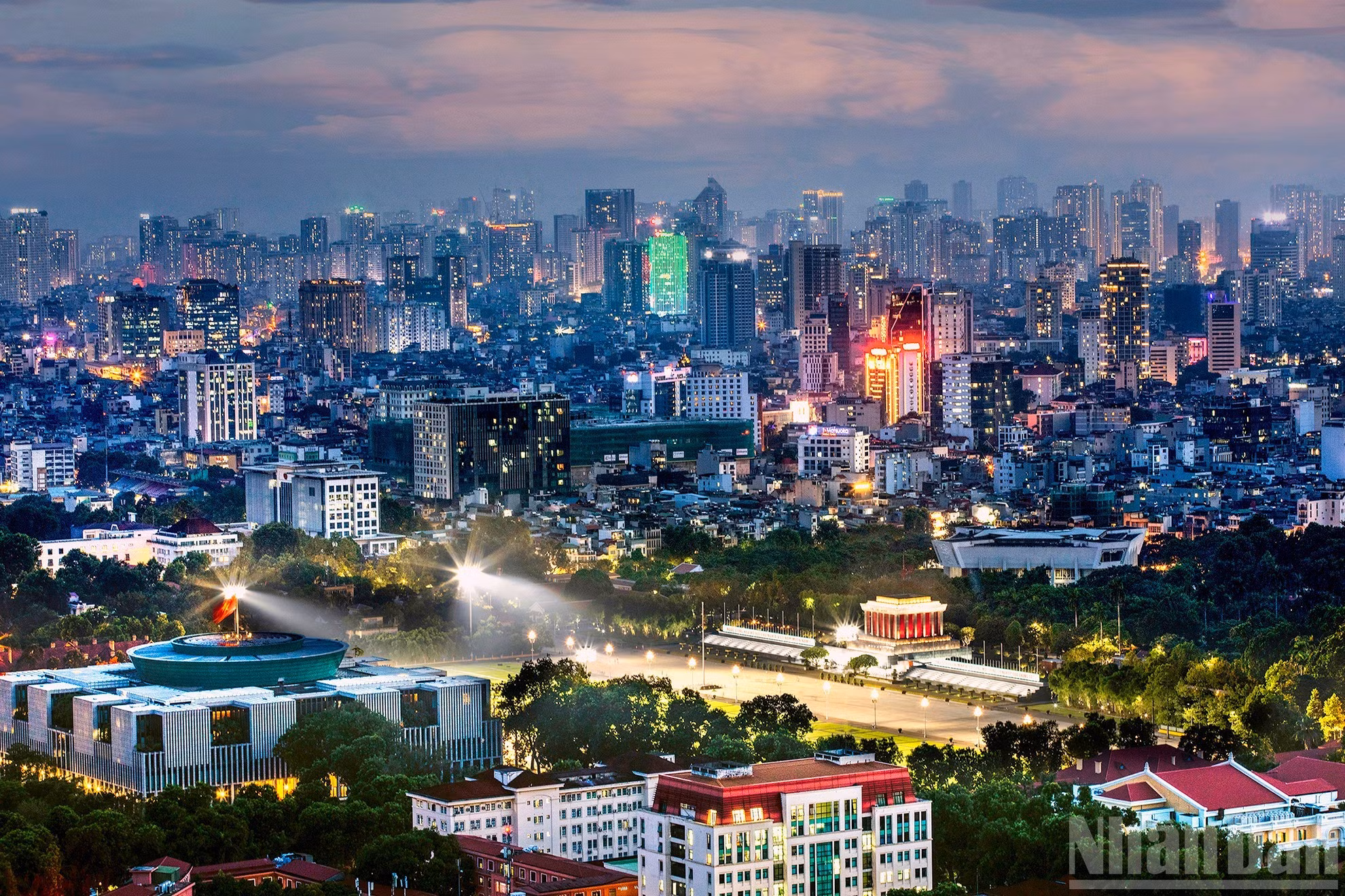Obra: La histórica plaza Ba Dinh brillante por la noche. Autor: Tat Son
