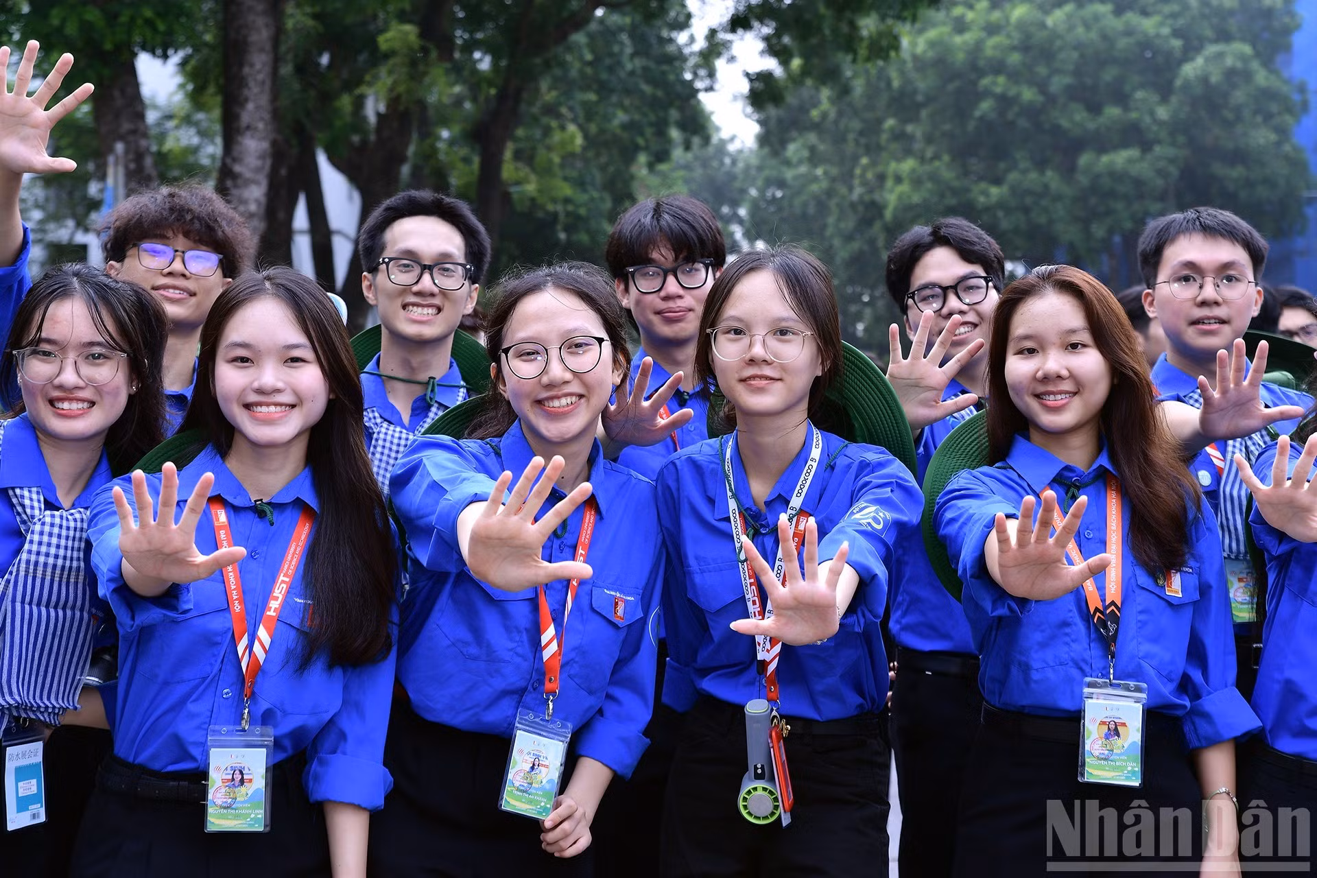 [Foto] Estudiantes voluntarios de Hanói apoyan el funcionamiento del modelo de gobierno local de dos niveles