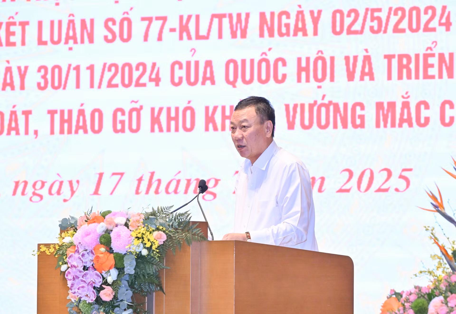 El inspector general del Gobierno, Doan Hong Phong, interviene en la cita.