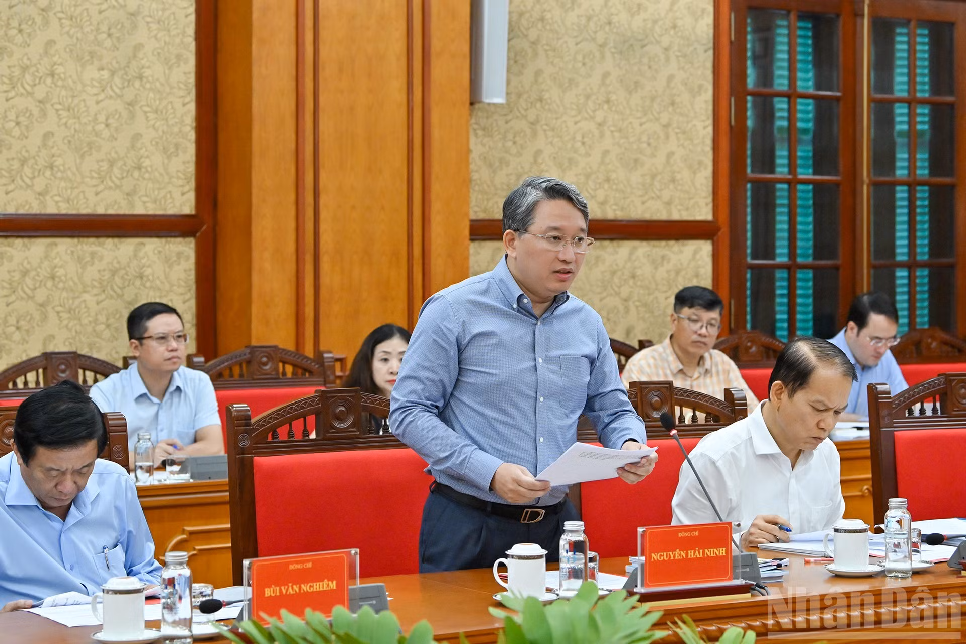 El ministro de Justicia, Nguyen Hai Ninh, habla en la reunión.