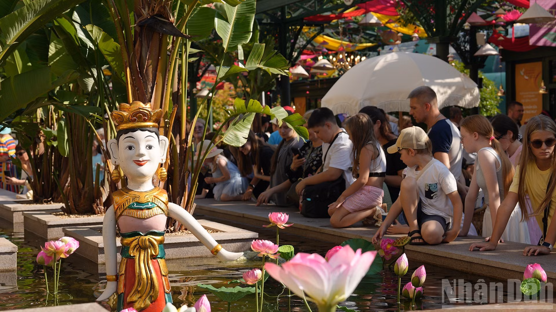 El festival se celebra en un lugar emblemático de Rusia, justo al lado de la Plaza Roja, lo que refleja el aprecio del país anfitrión por la cultura vietnamita y su deseo de acercarla al pueblo ruso.
